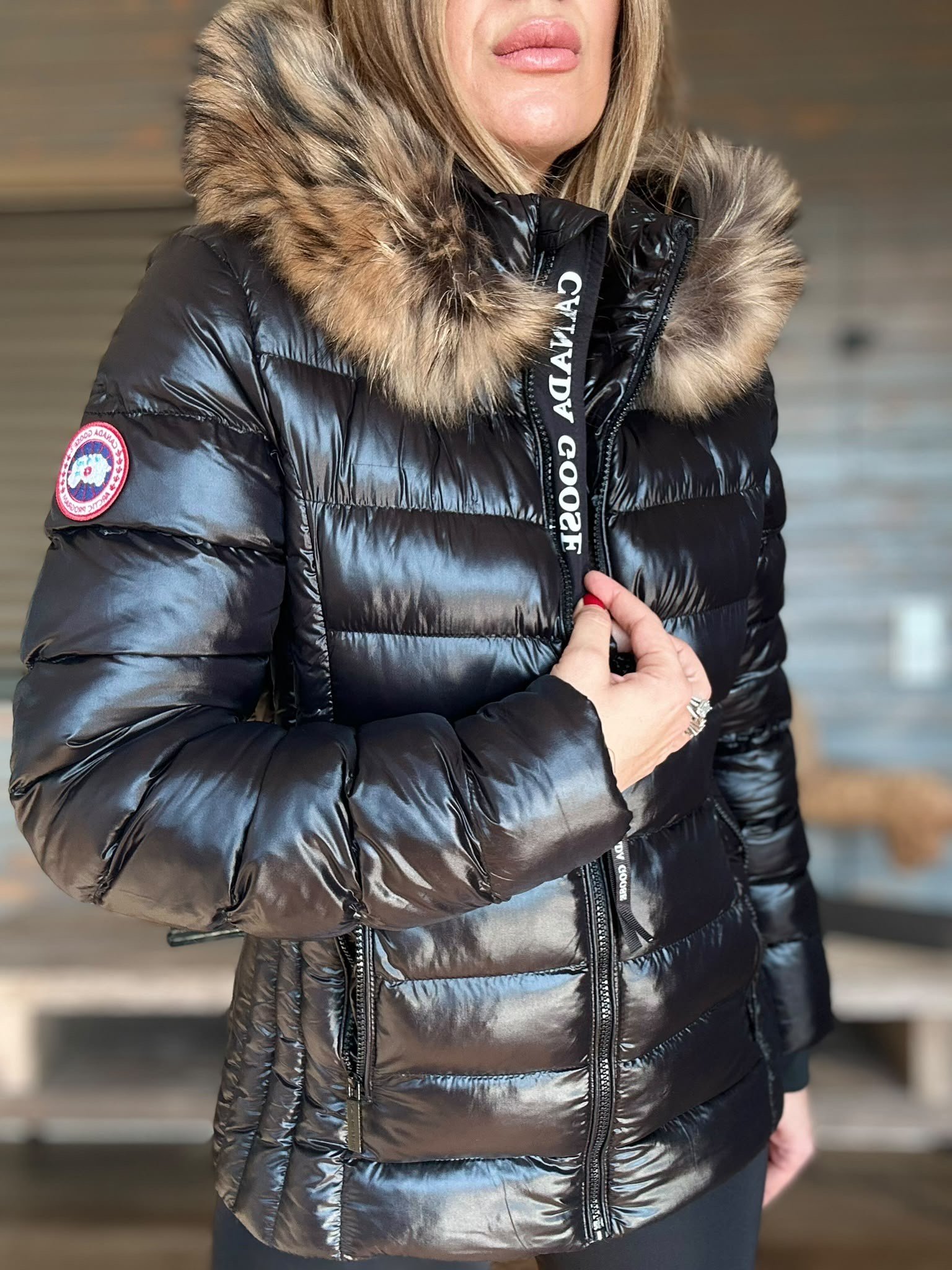 Kolda Nakış Logo Çıkartılabilir Kapşon ve Kürk Detaylı Şişme Mont