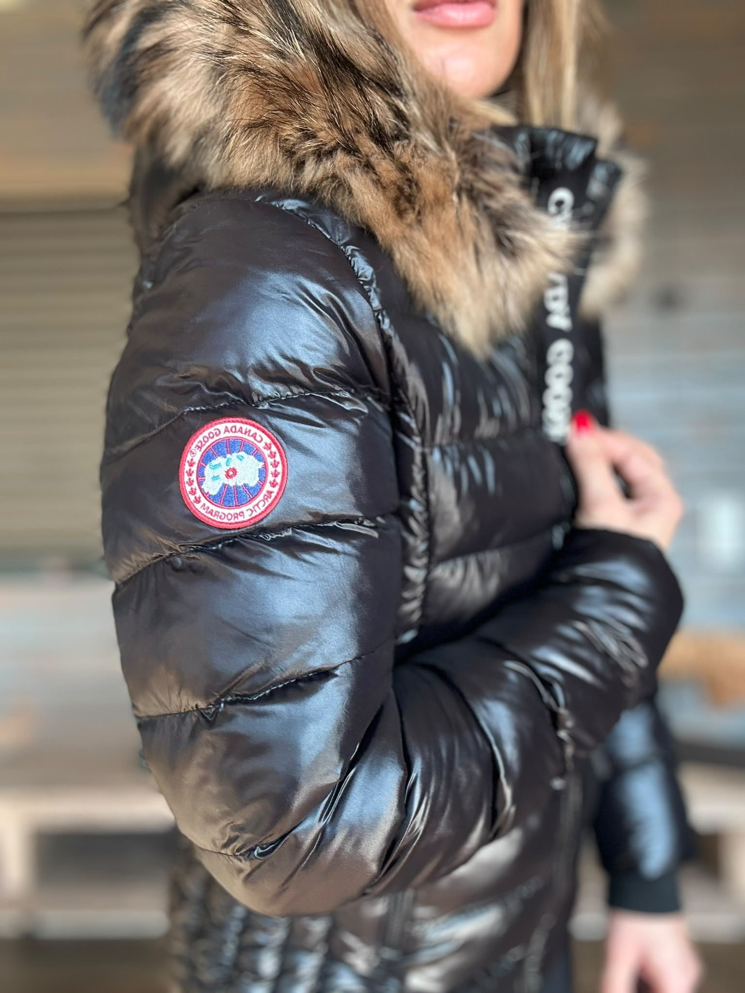 Kolda Nakış Logo Çıkartılabilir Kapşon ve Kürk Detaylı Şişme Mont