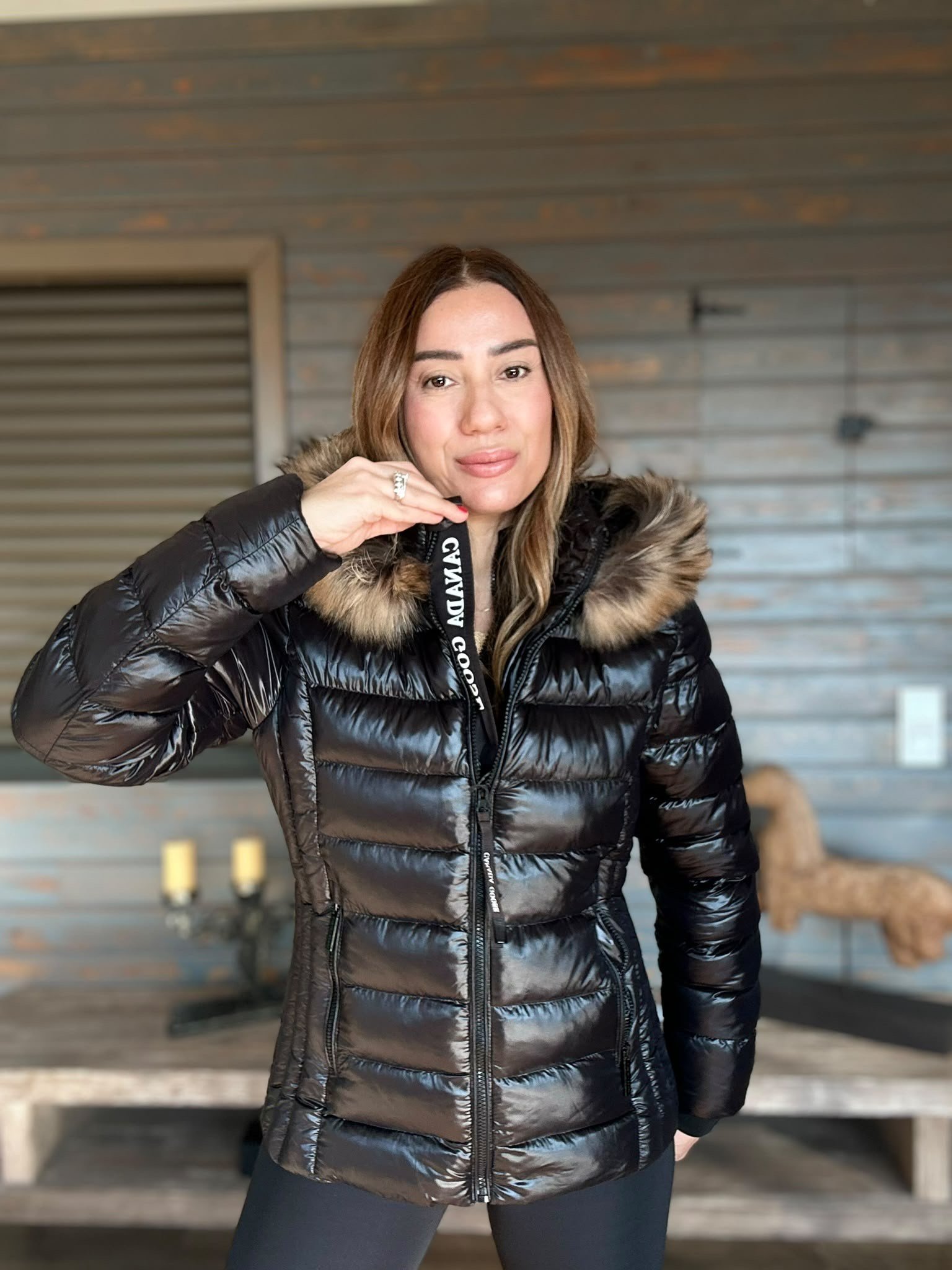 Kolda Nakış Logo Çıkartılabilir Kapşon ve Kürk Detaylı Şişme Mont