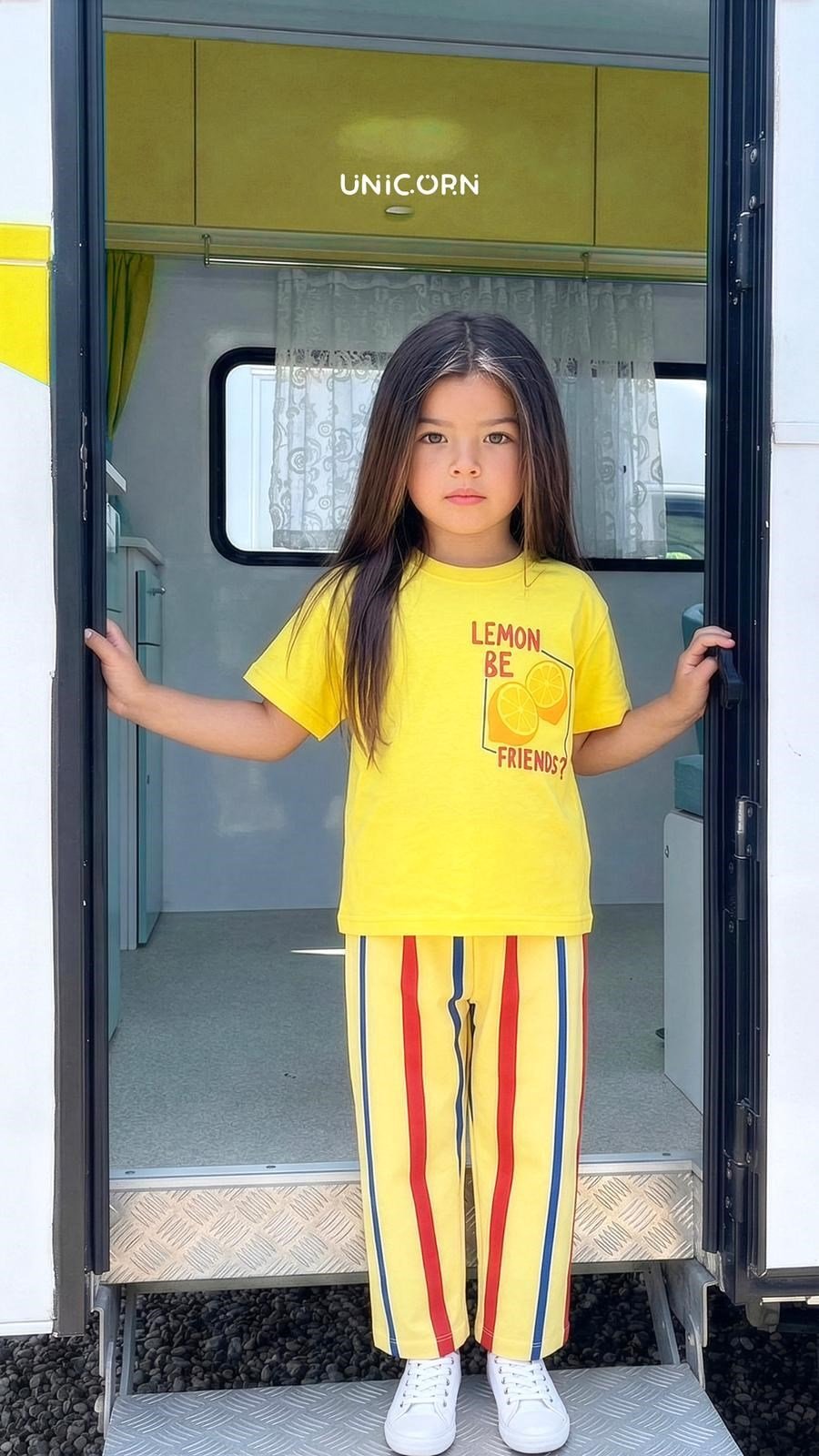 UNİSEX LEMON SARI TİŞÖRT VE KIRMIZI ÇİZGİLİ MUMLU PANTOLON TAKIMI
