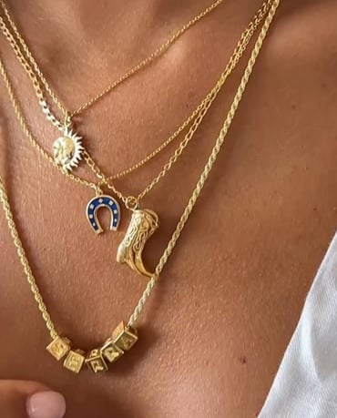 925 GÜMÜŞ KÜP DETAYLI GOLD İSİM KOLYE