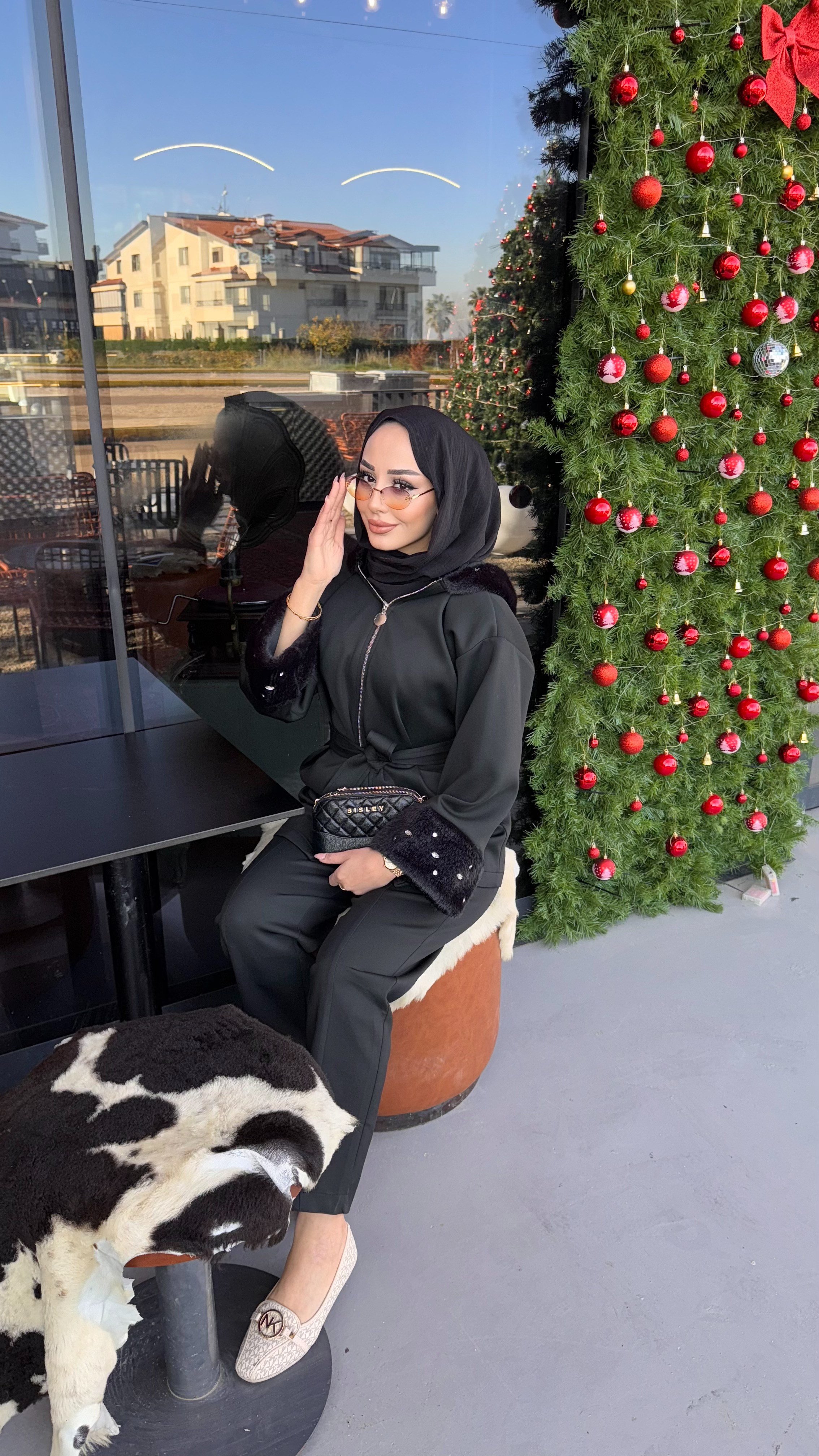 Kol Şapka Kürk ve Taş Detaylı Scuba Takım | Siyah