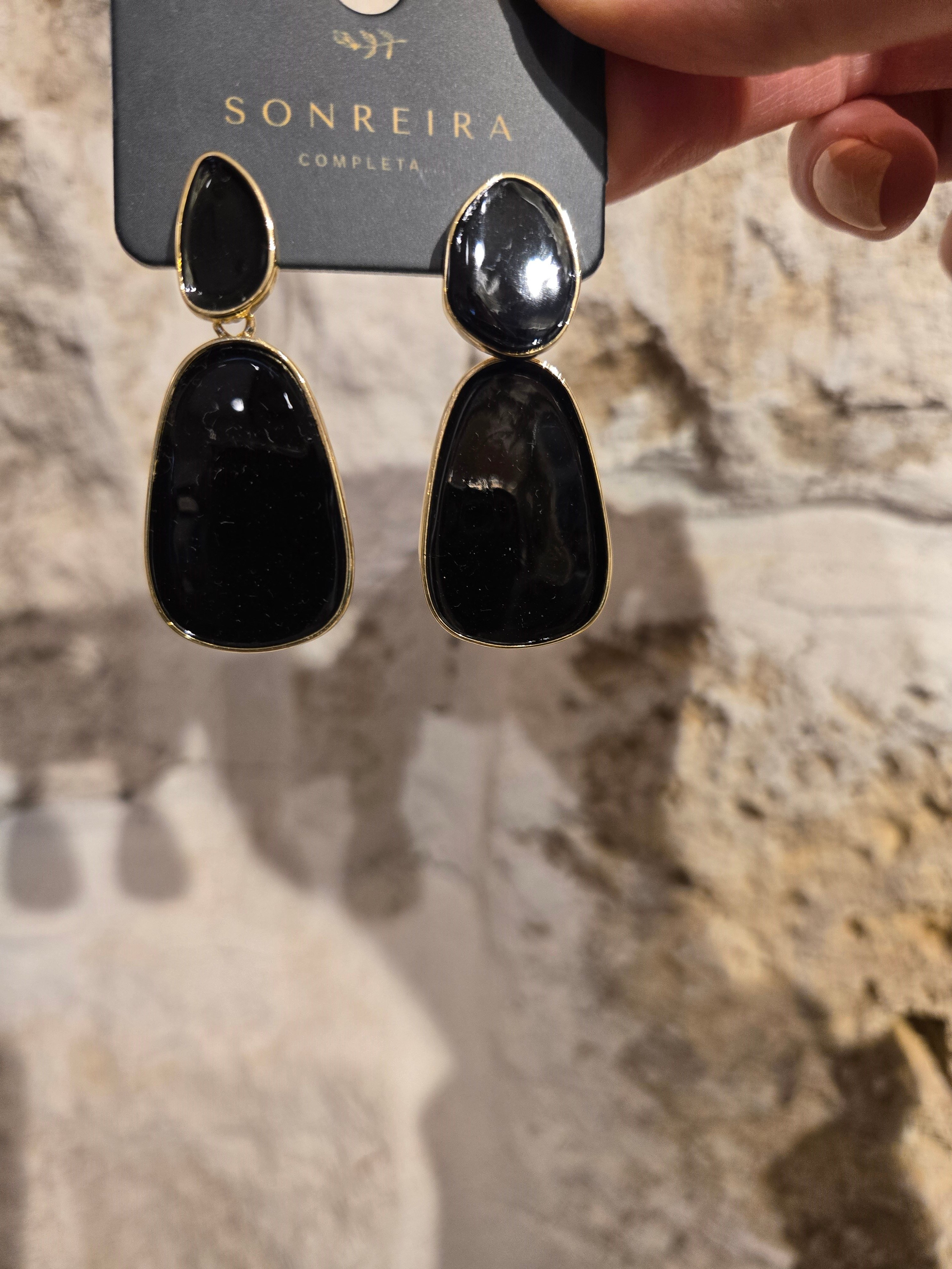 Siyah Sallantılı Gold Kenar Detaylı Küpe