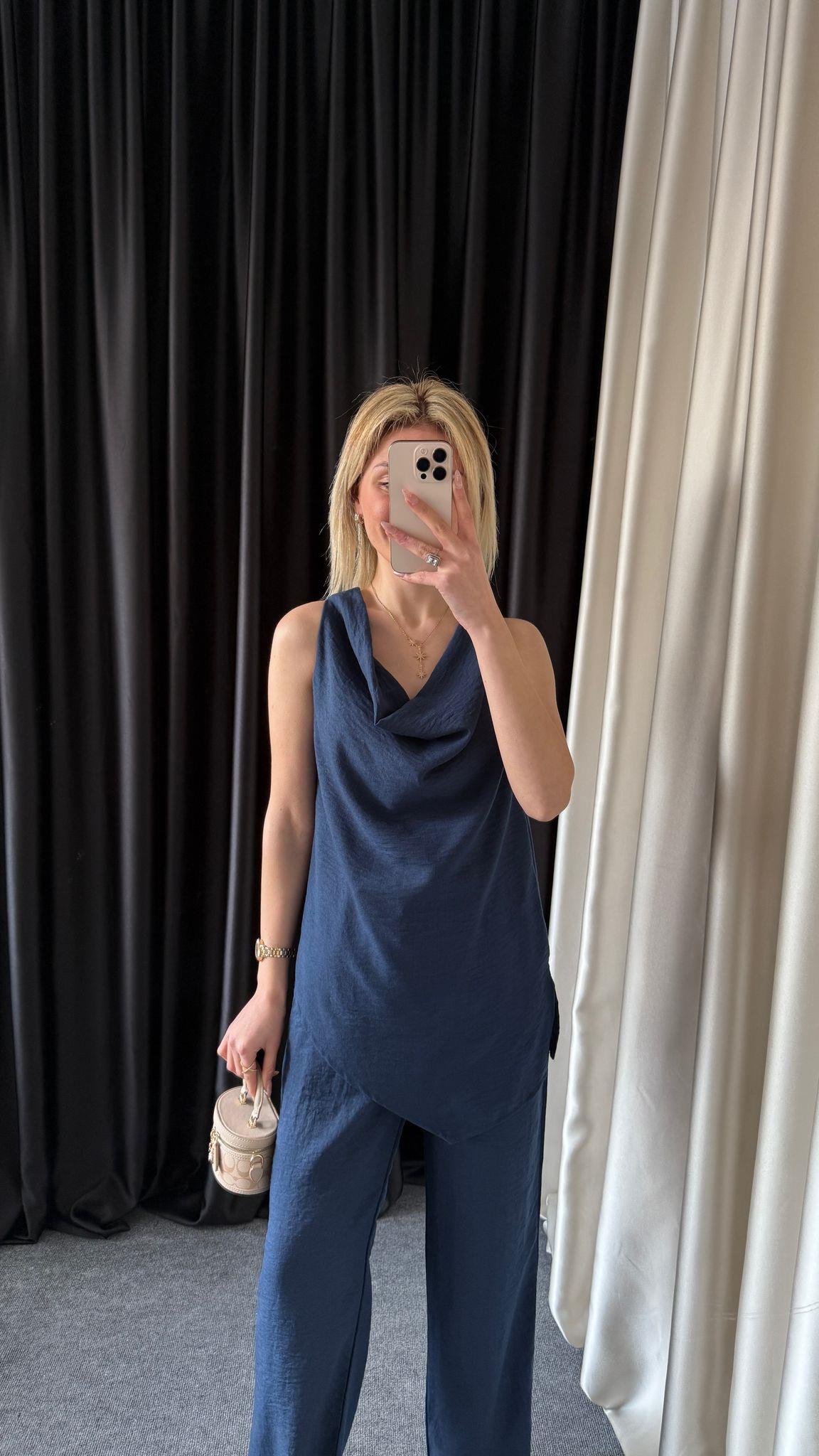 DEGAJE YAKA ASİMETRİK LACİVERT BLUZ