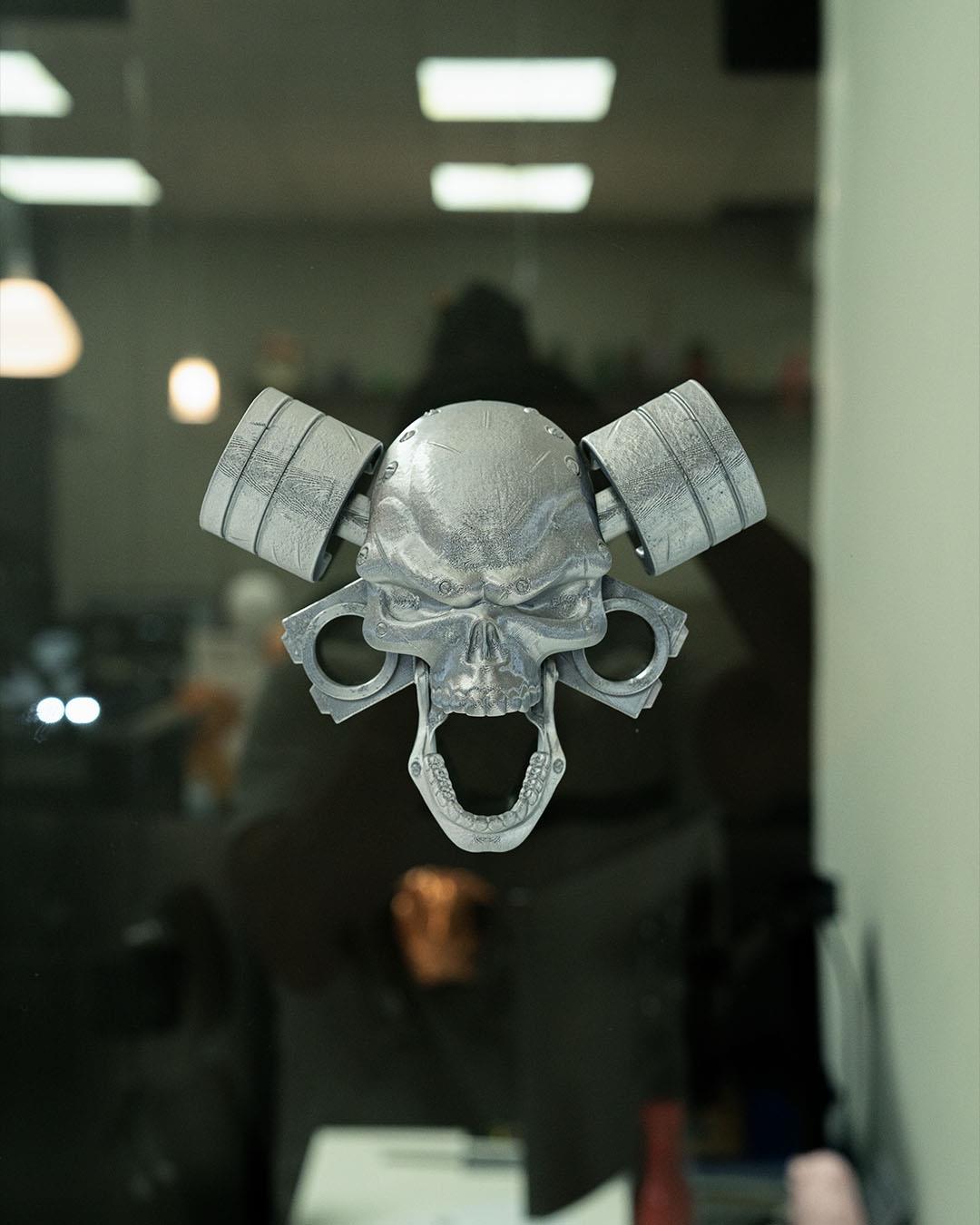 Death Shift Kapı Tokmağı – V8 Pistonlu Metal Kafatası Tasarımı