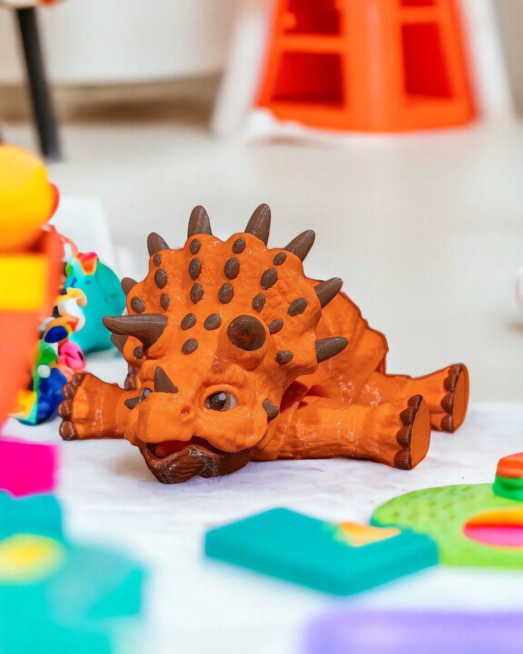 Hareketli Triceratops Figürü