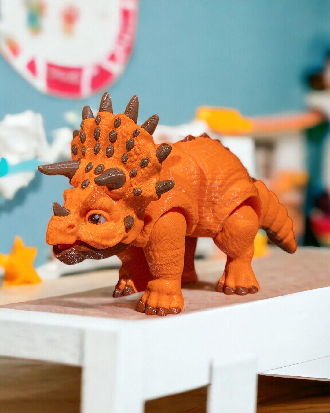 Hareketli Triceratops Figürü