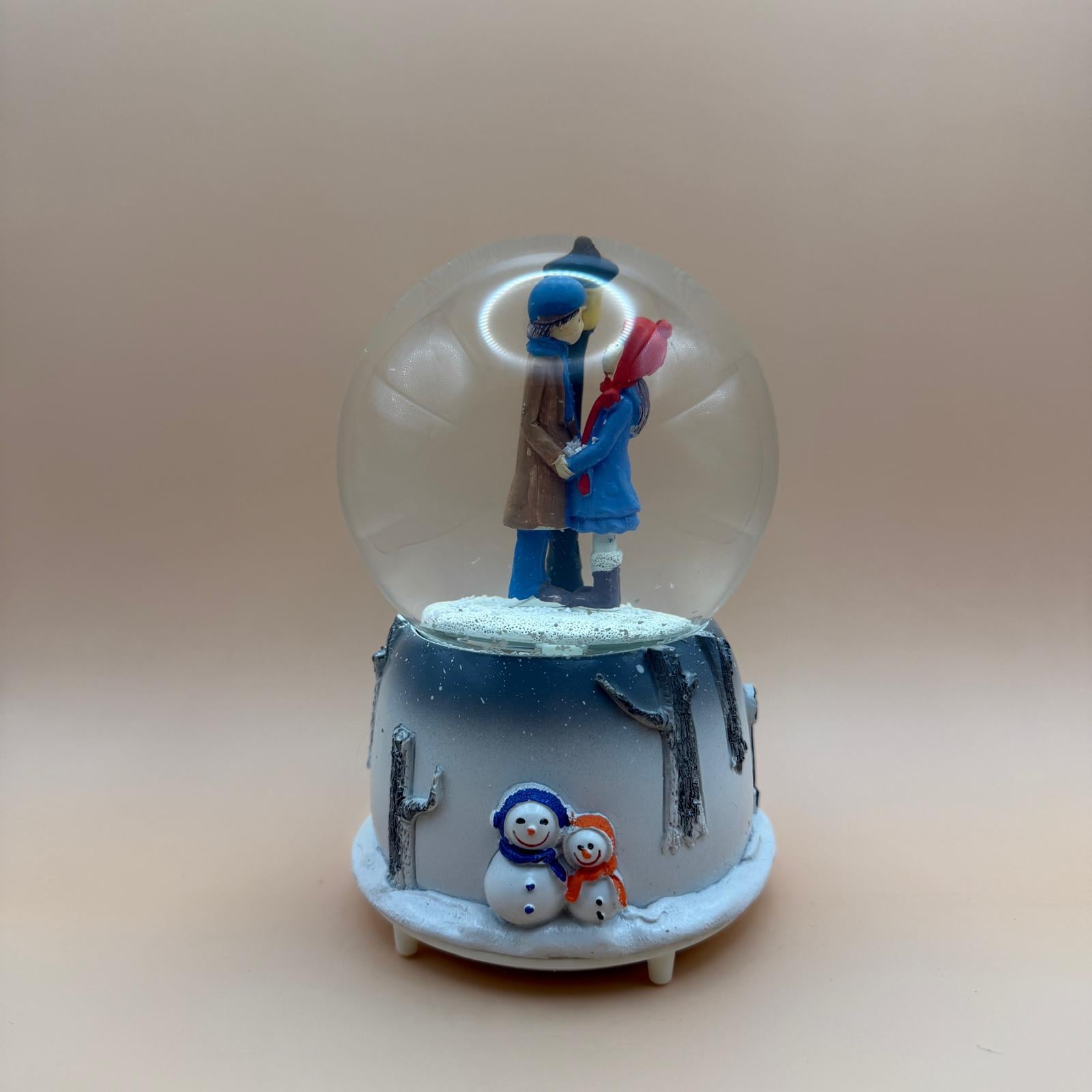 Masalsı Kış Buluşması Kar Küresi - Romantik Figürlü Büyük Boy Dekoratif Hediye (20 cm)