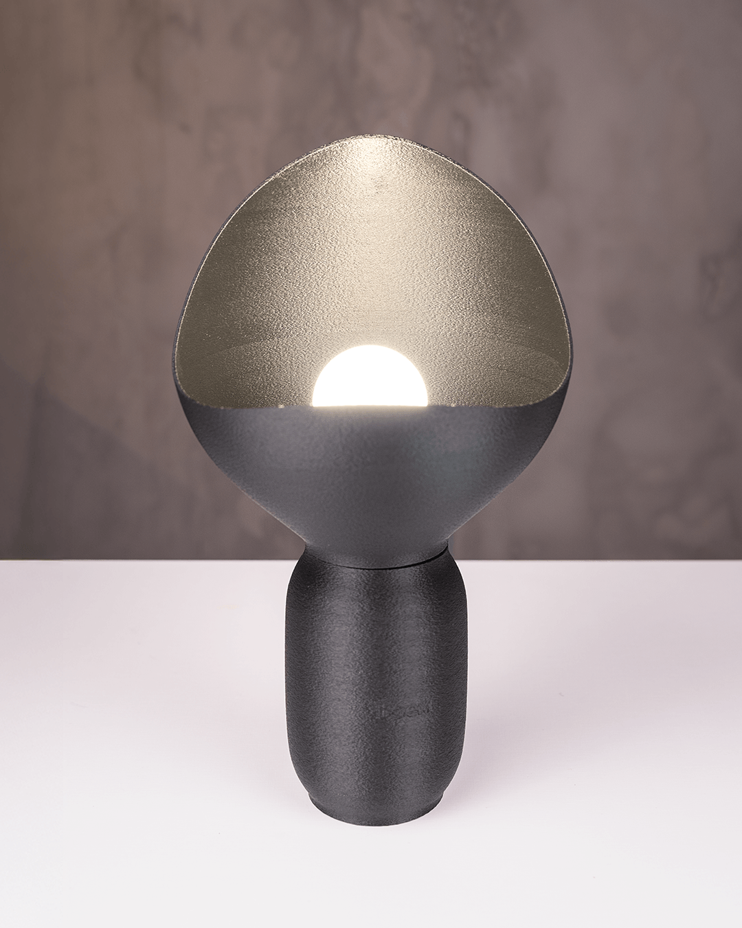Moonlight Touch Masa Lambası – Ay Işığı Estetiğinde Modern Aydınlatma