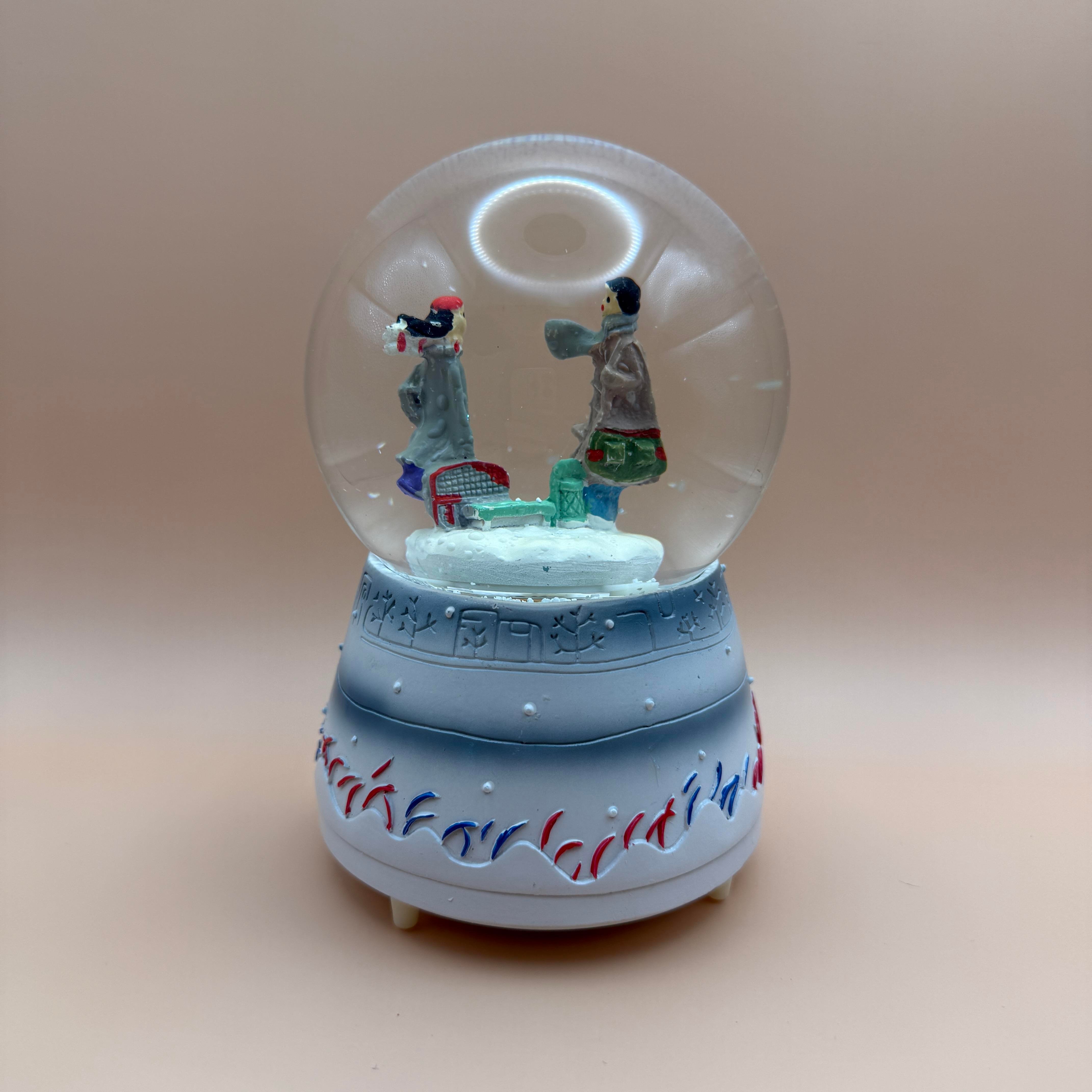 Motorlu Işıklı ve Sesli Kar Küresi – Romantik Figürlü Büyük Boy Dekoratif Hediye (20 cm)