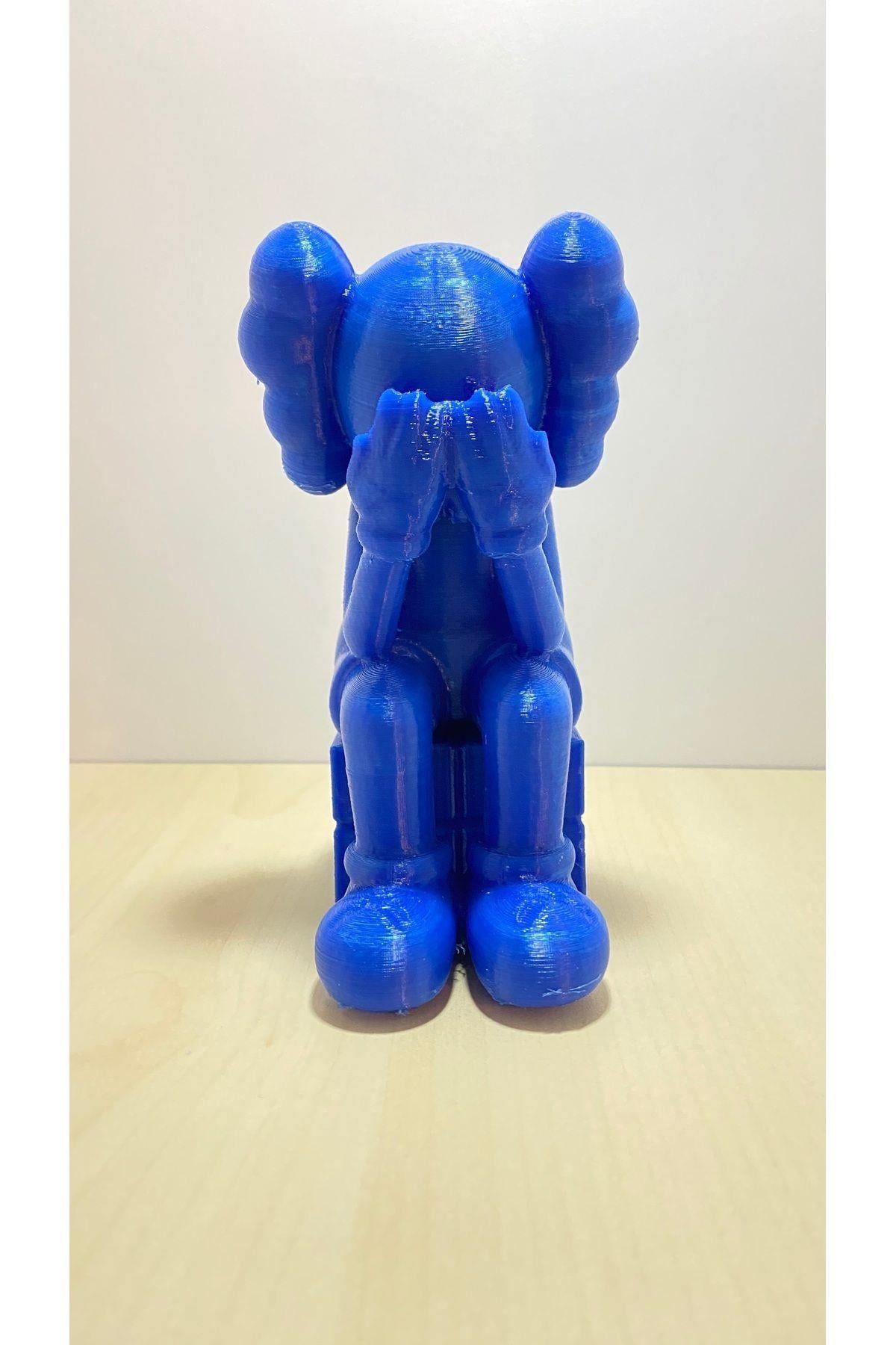 Oturan Kaws Standlı Figür