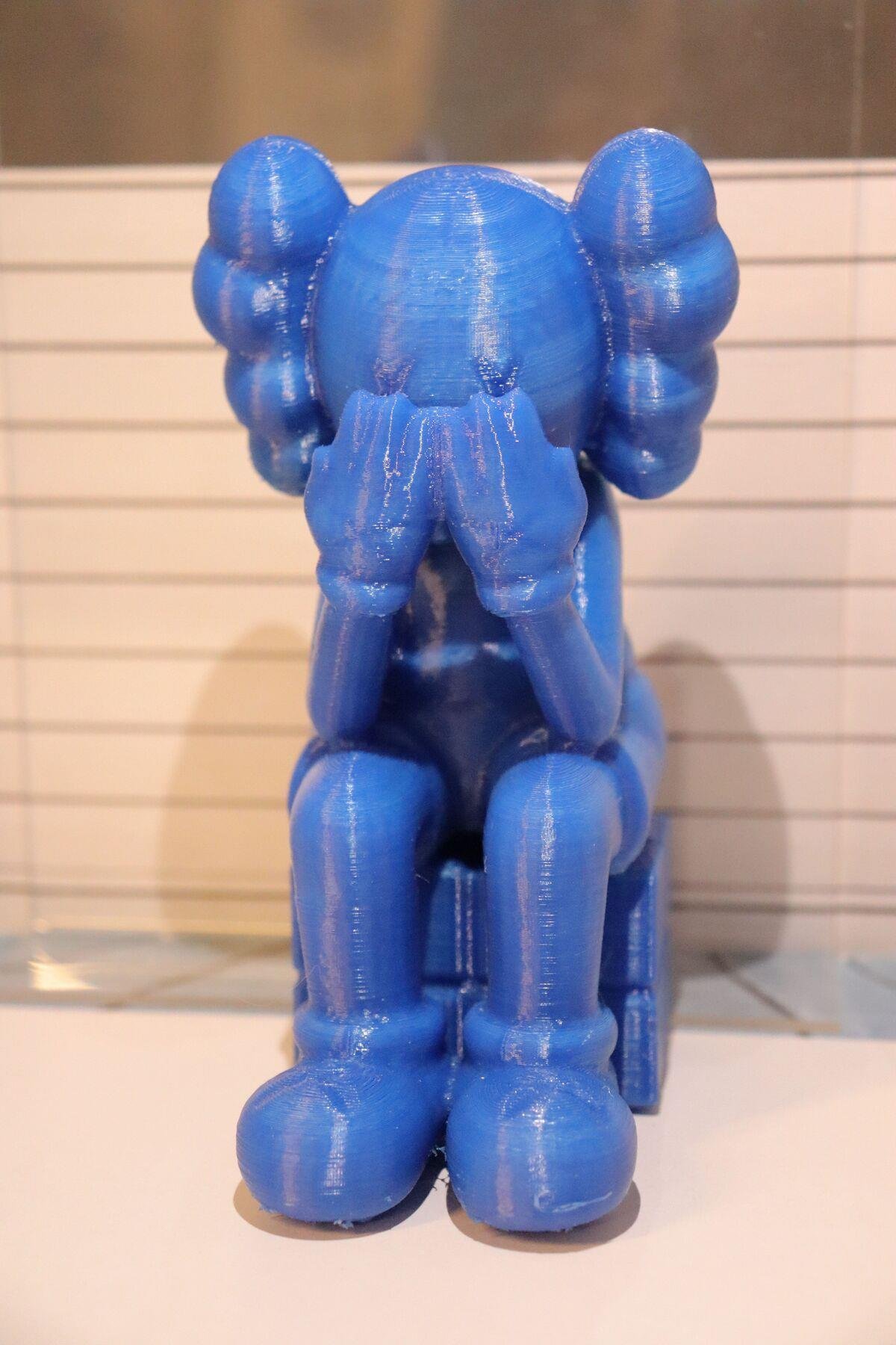 Oturan Kaws Standlı Figür