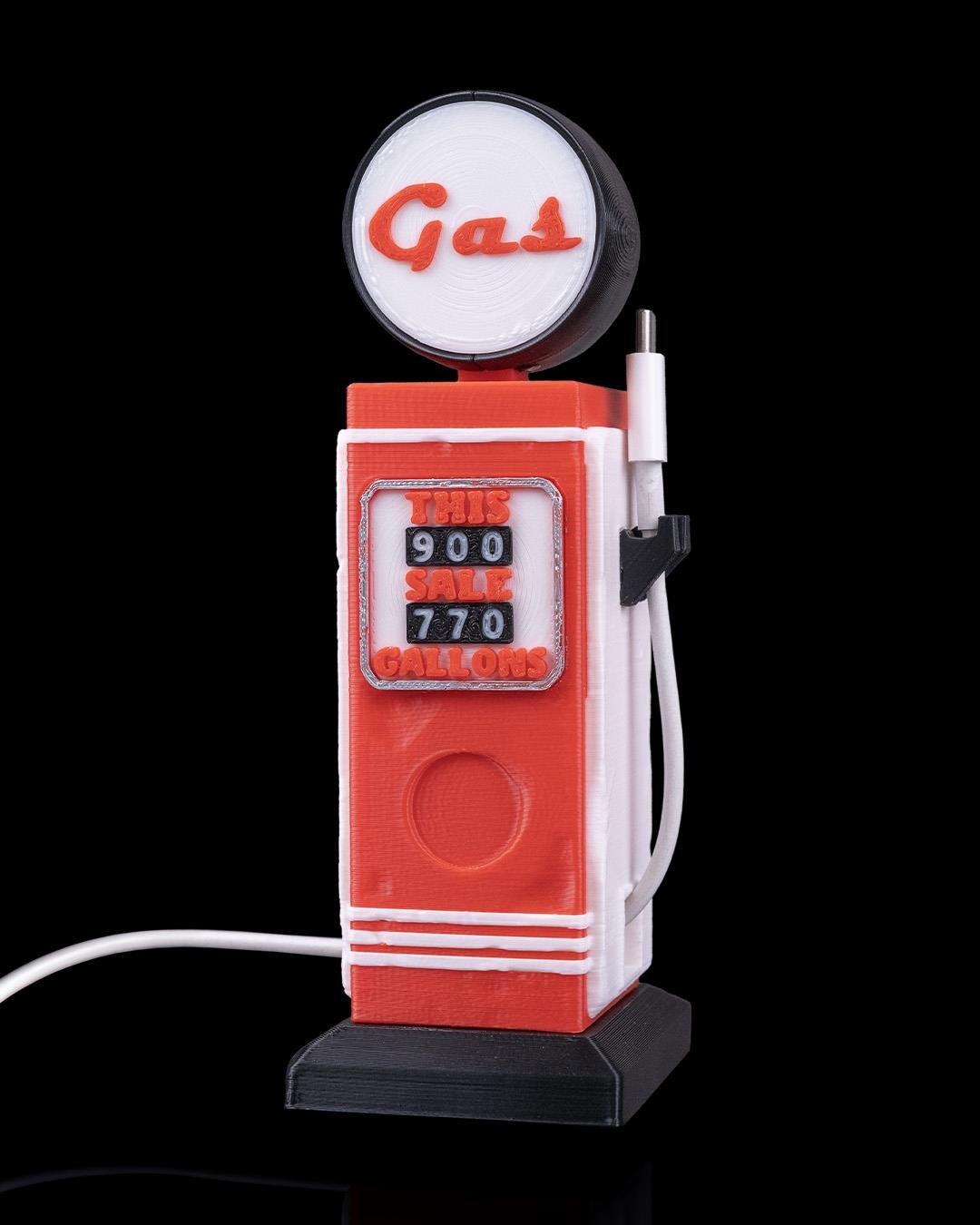 Pump It Up Kablo Tutucu – Retro Benzin Pompası Tasarımı