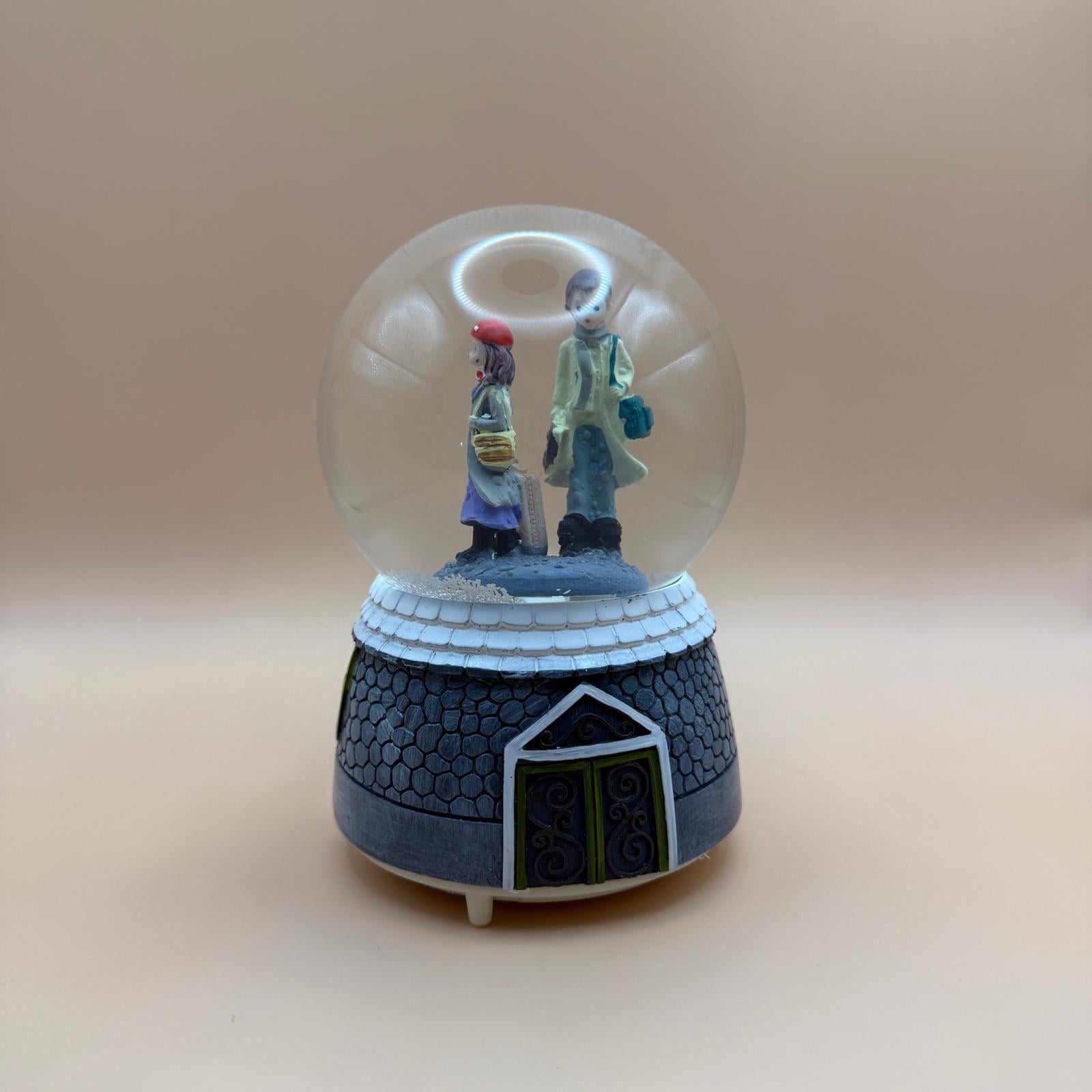 Romantik Kış Sahnesi Kar Küresi - Romantik Figürlü Büyük Boy Dekoratif Hediye (20 cm)