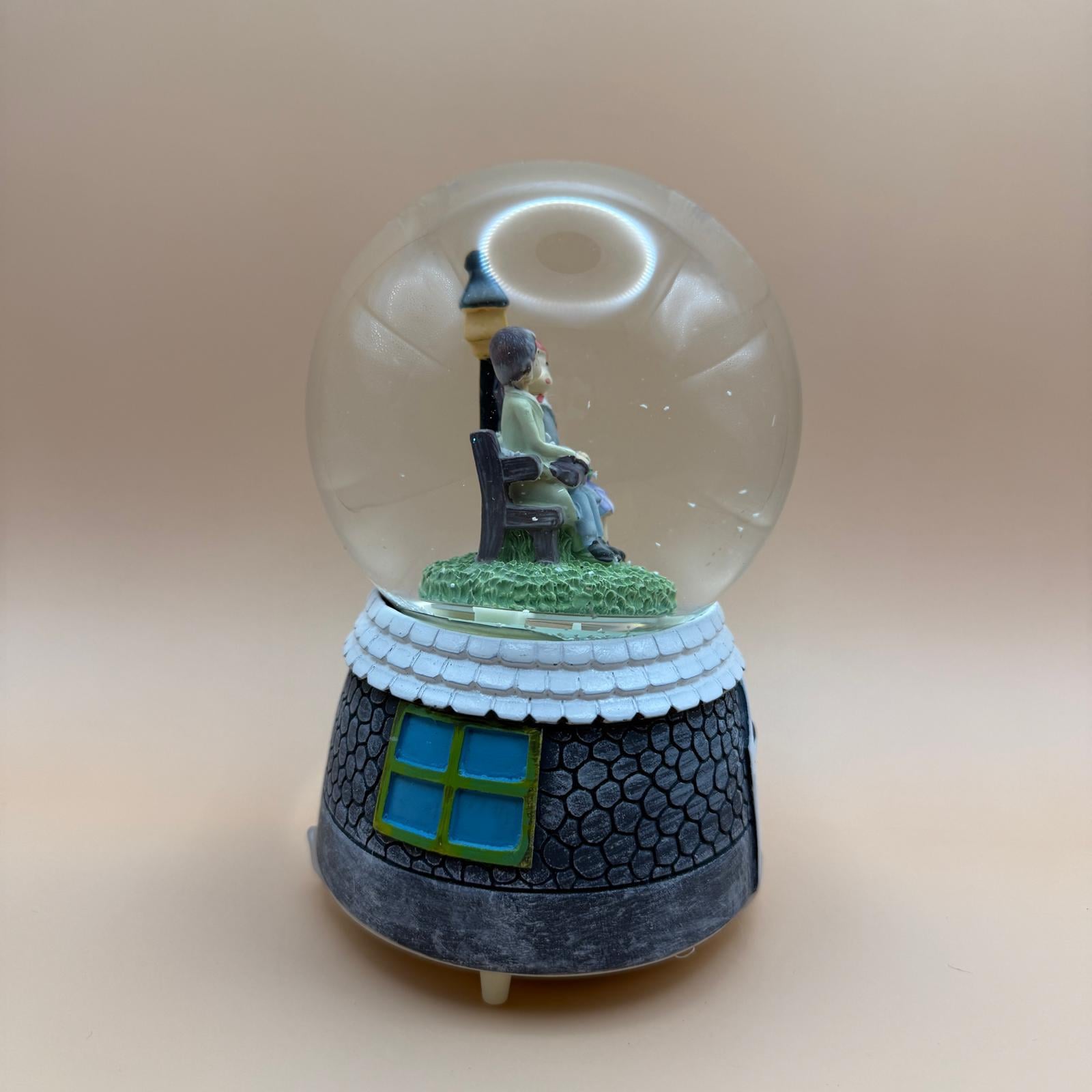 Sessiz Kar Altında Buluşma - Romantik Figürlü Büyük Boy Dekoratif Hediye (20 cm)
