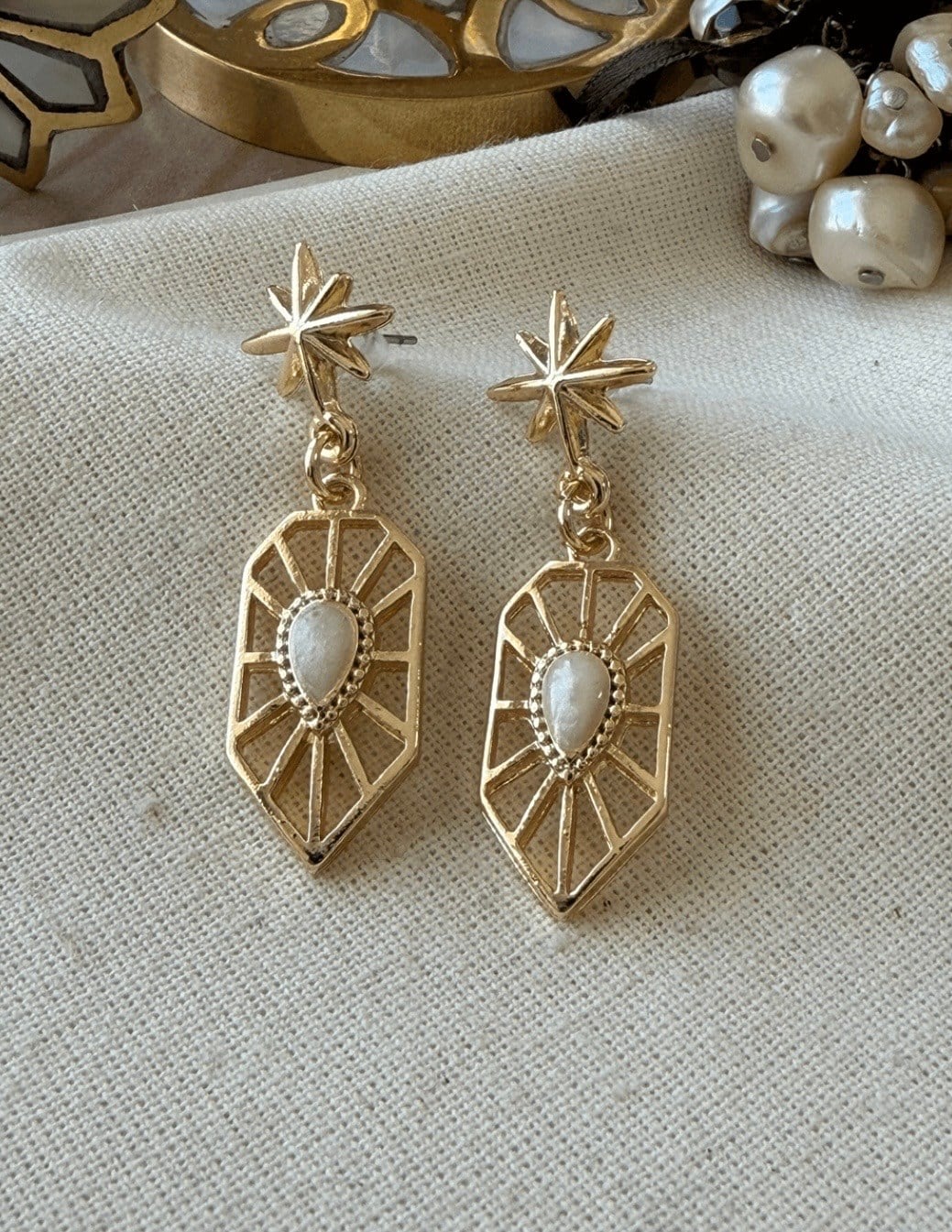 Beyaz Mineli Plaka Sallantılı Küpe