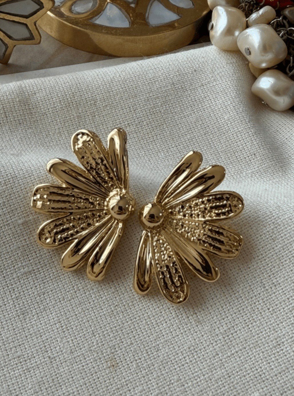 Gold Yarım Çiçek Küpe