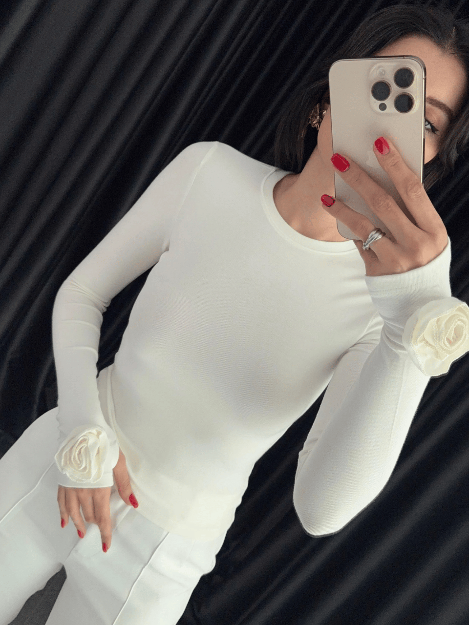 Gül Detaylı Parmak Geçmeli Bluz