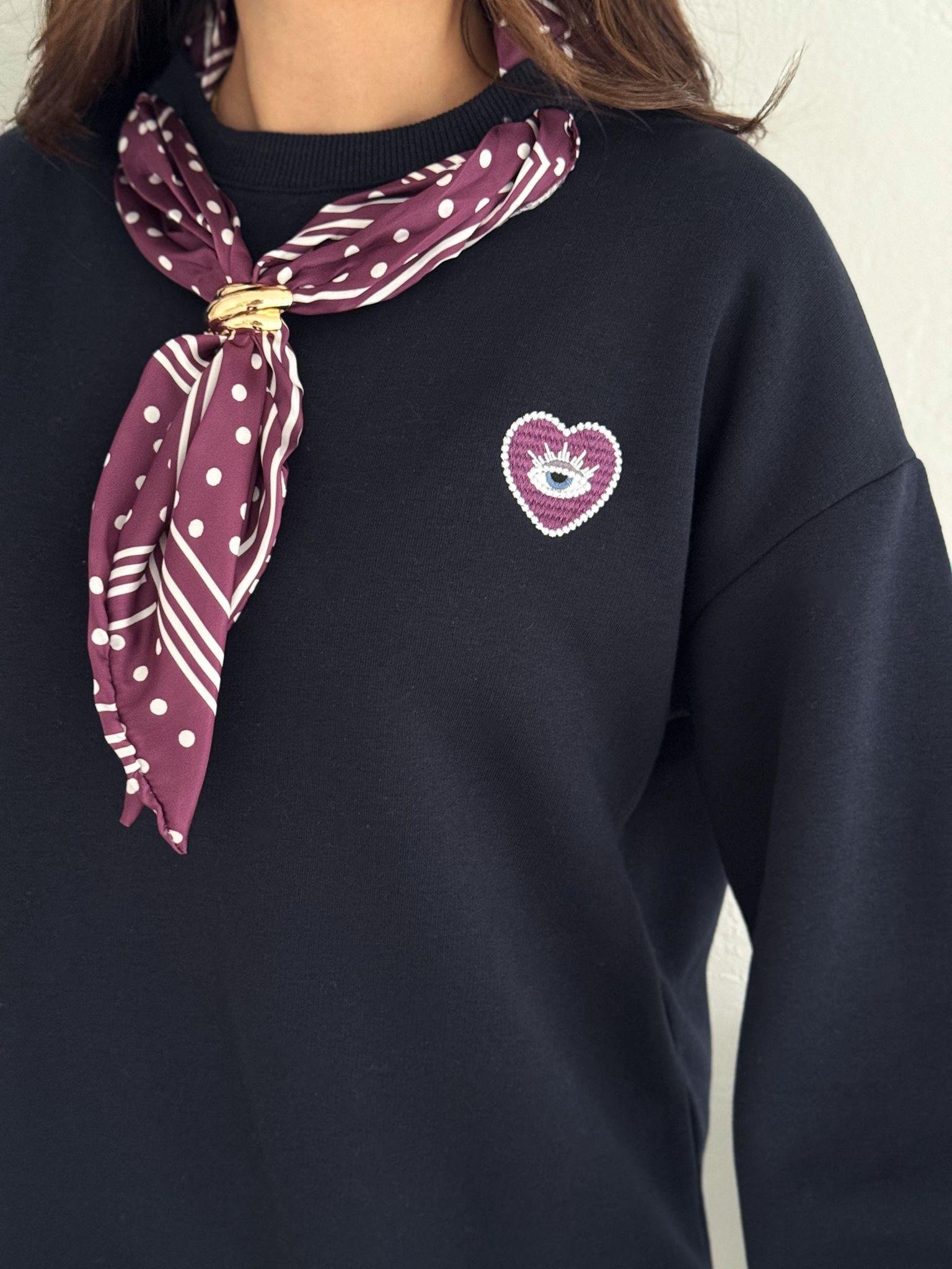 Marka Muadili Fularlı Göz Nakışlı Sweatshirt