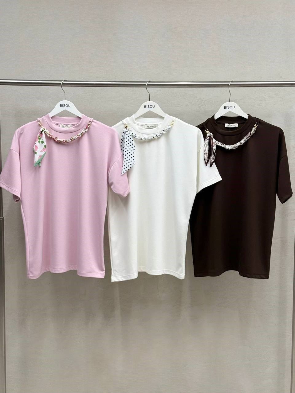 Pudra Fular Detaylı T-Shirt