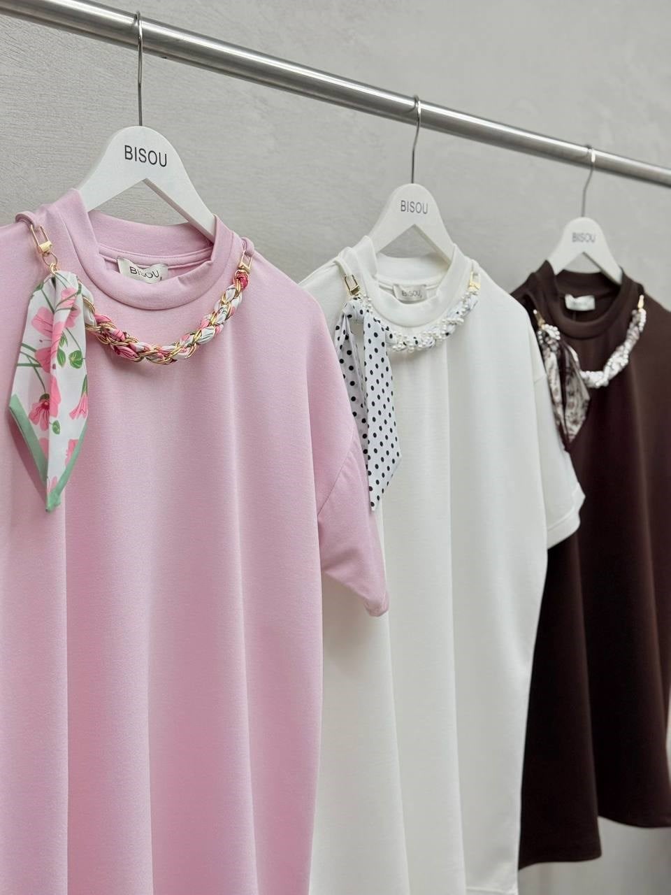 Pudra Fular Detaylı T-Shirt
