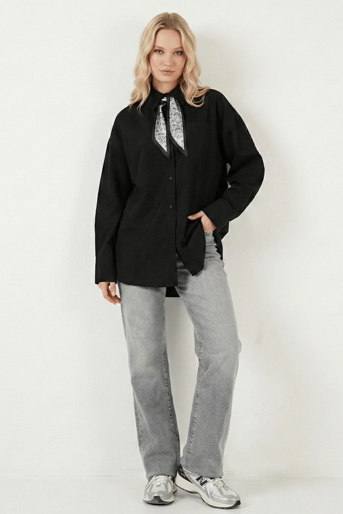 Siyah Fular Detaylı Oversize Gömlek