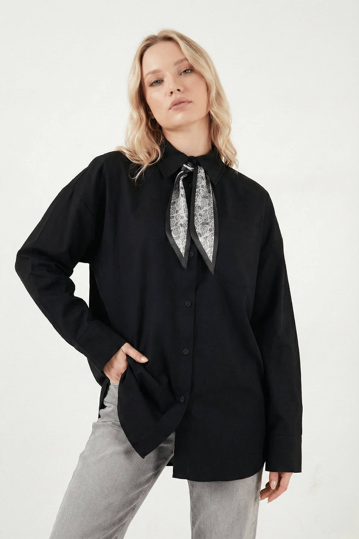 Siyah Fular Detaylı Oversize Gömlek
