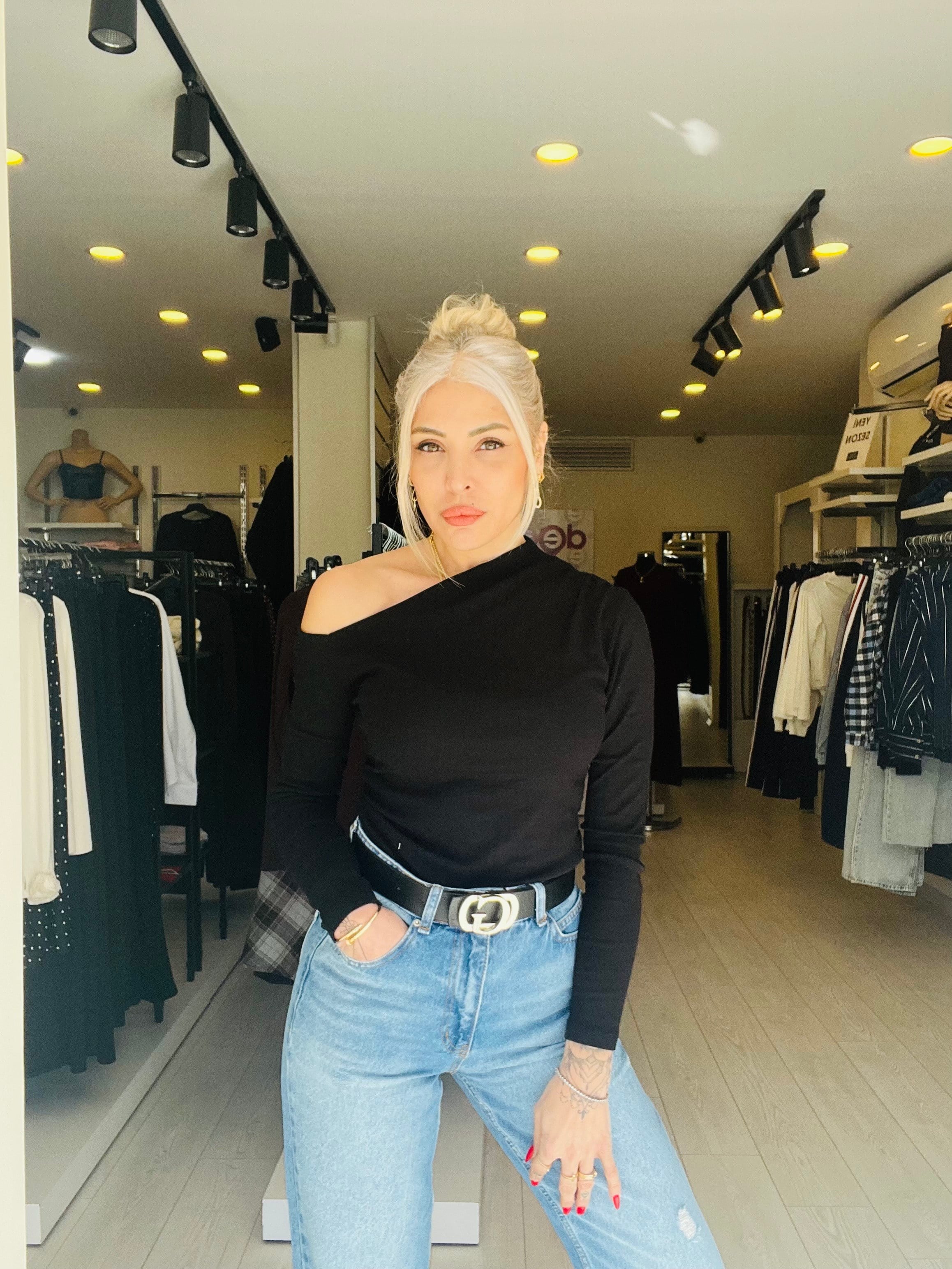 Siyah Tek Omuz Büzgü Detaylı Bluz
