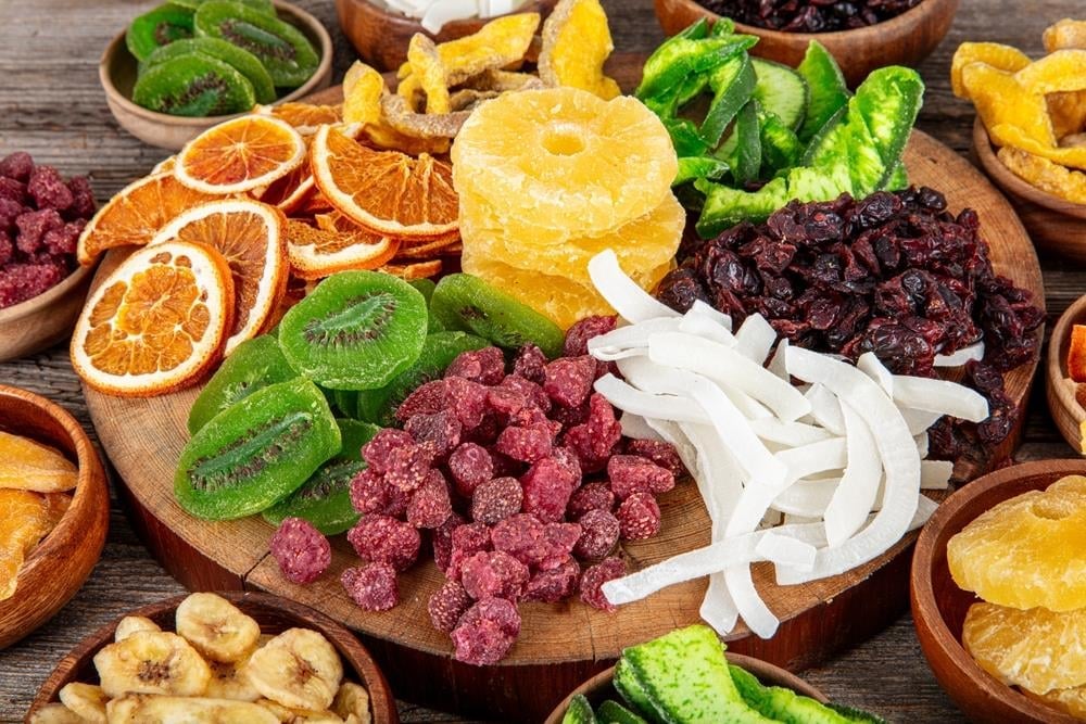 Karışık Tropikal Kuru Meyve (1 kg) – Doğadan Renkli Bir Lezzet Patlaması
