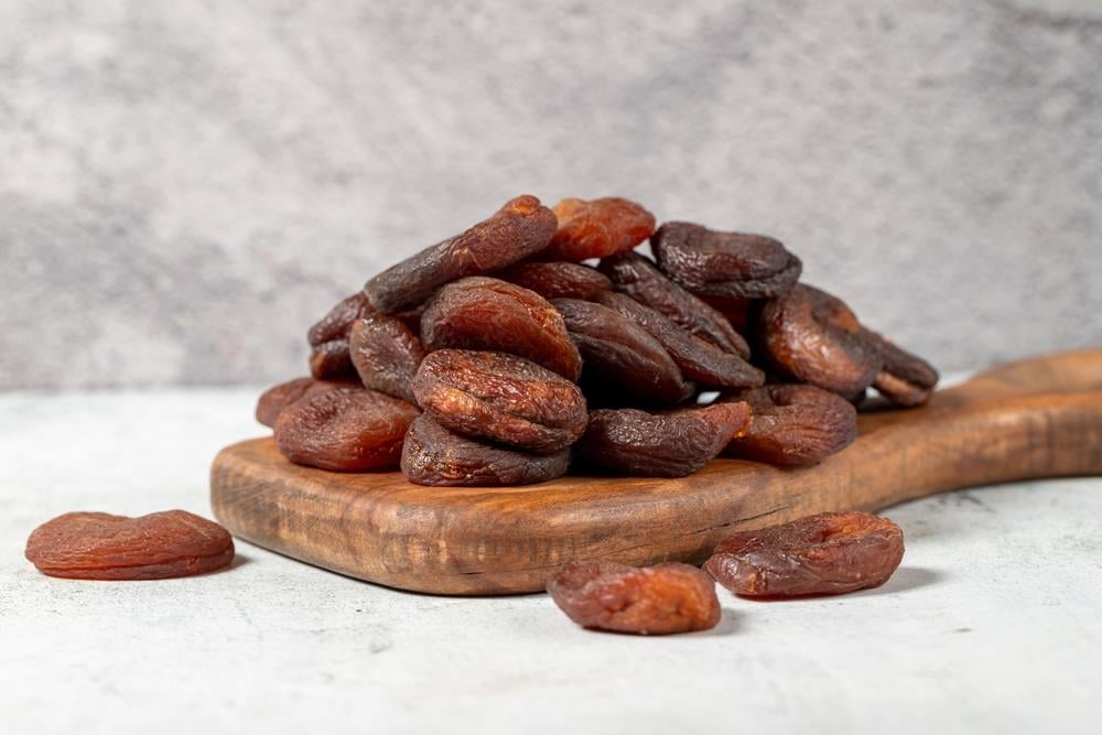 Siyah Kuru Kayısı (1 kg) – Doğallığın Koyu Lezzeti