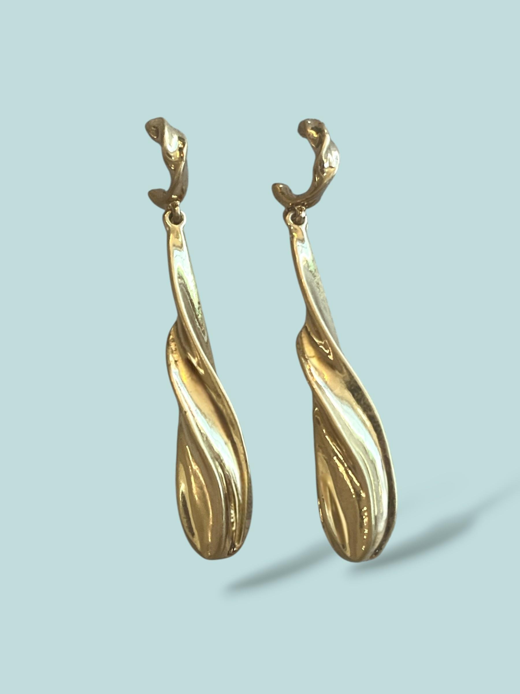 Retro Sarmal Tasarım Gold Küpe