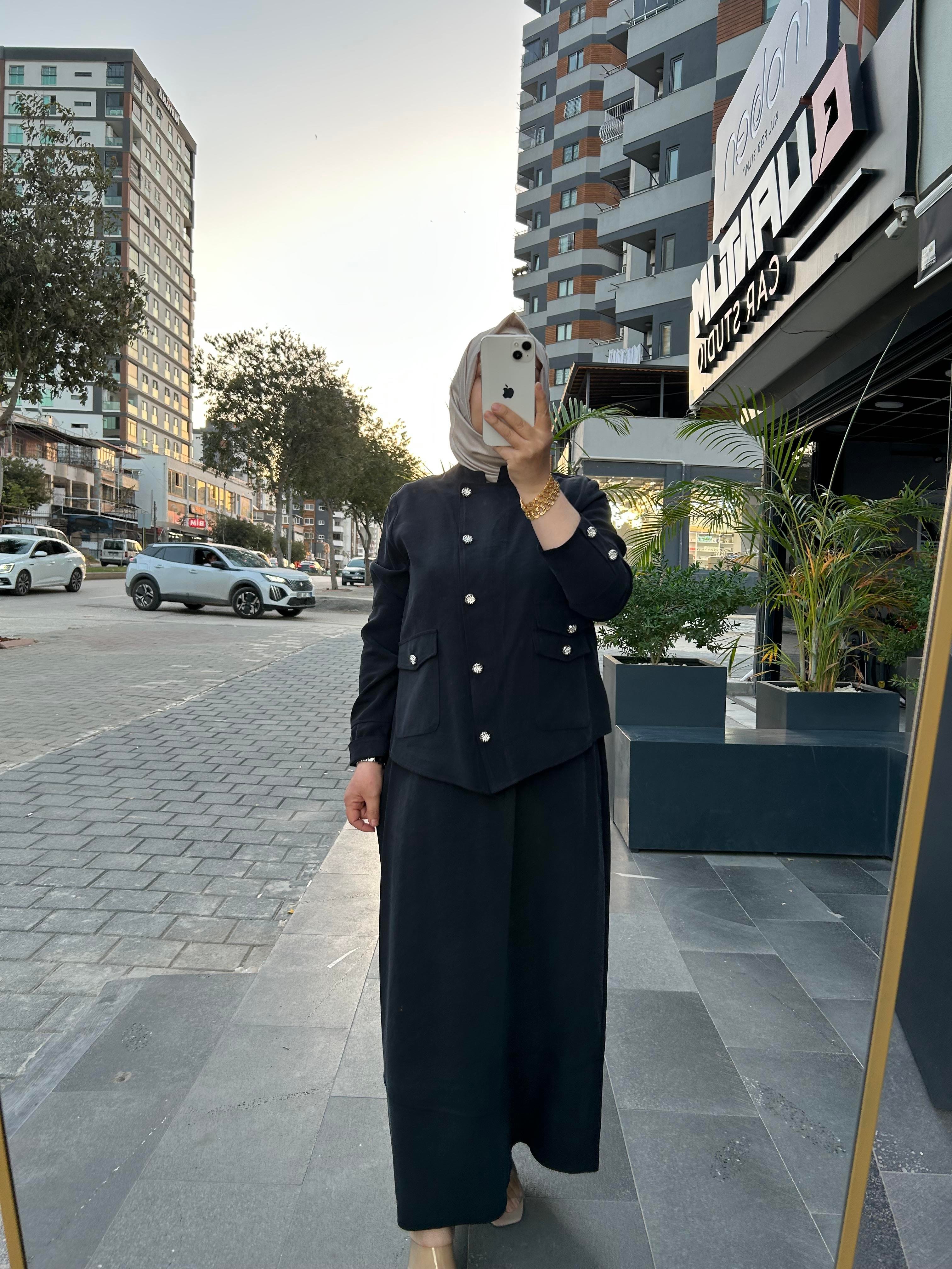 Siyah Taşlı Düğmeli Etekli Takım