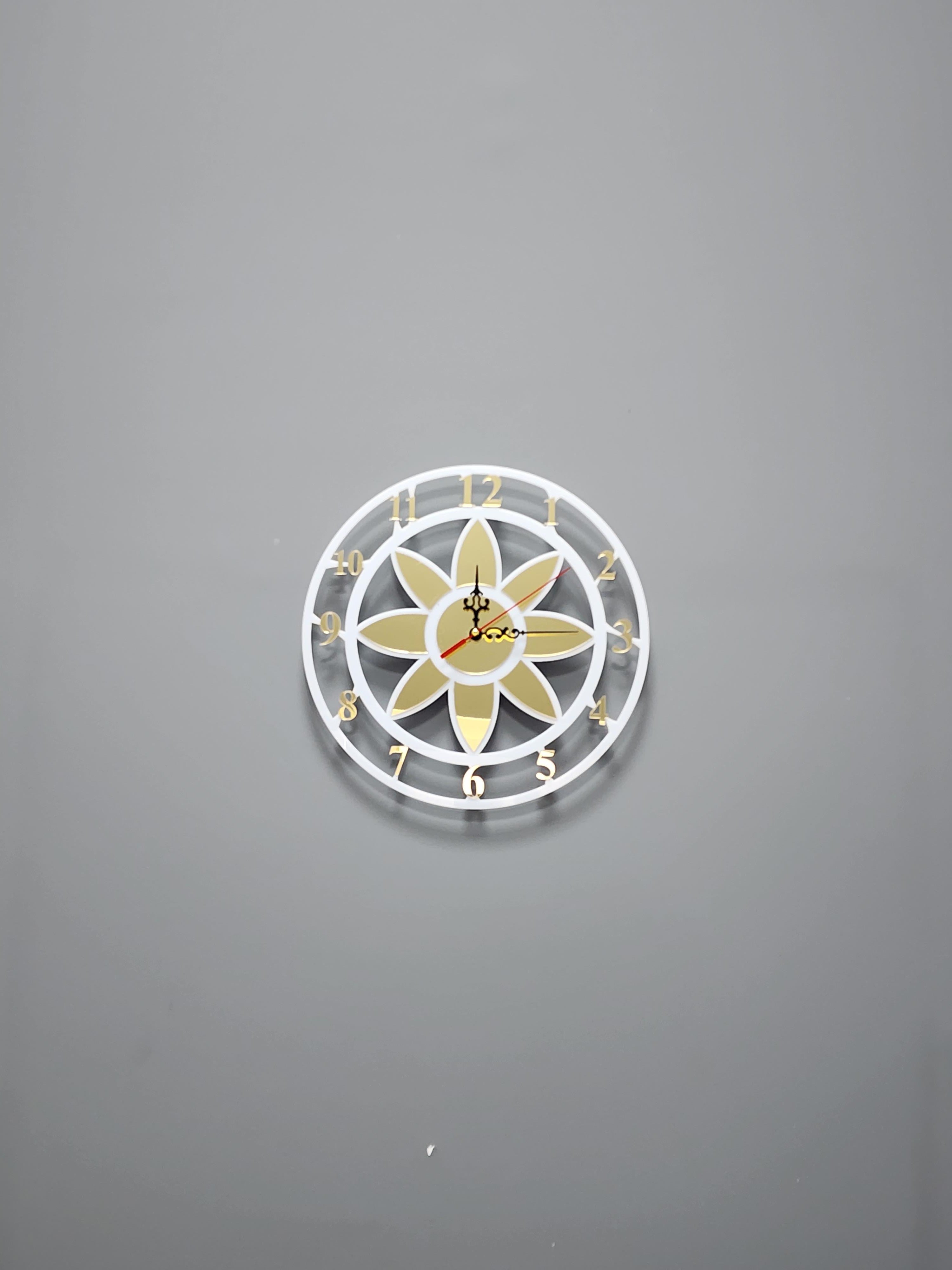 Modern Lotus Desenli Beyaz-Gold Ayna Pleksi Dekoratif Duvar Saati - Sessiz Mekanizma