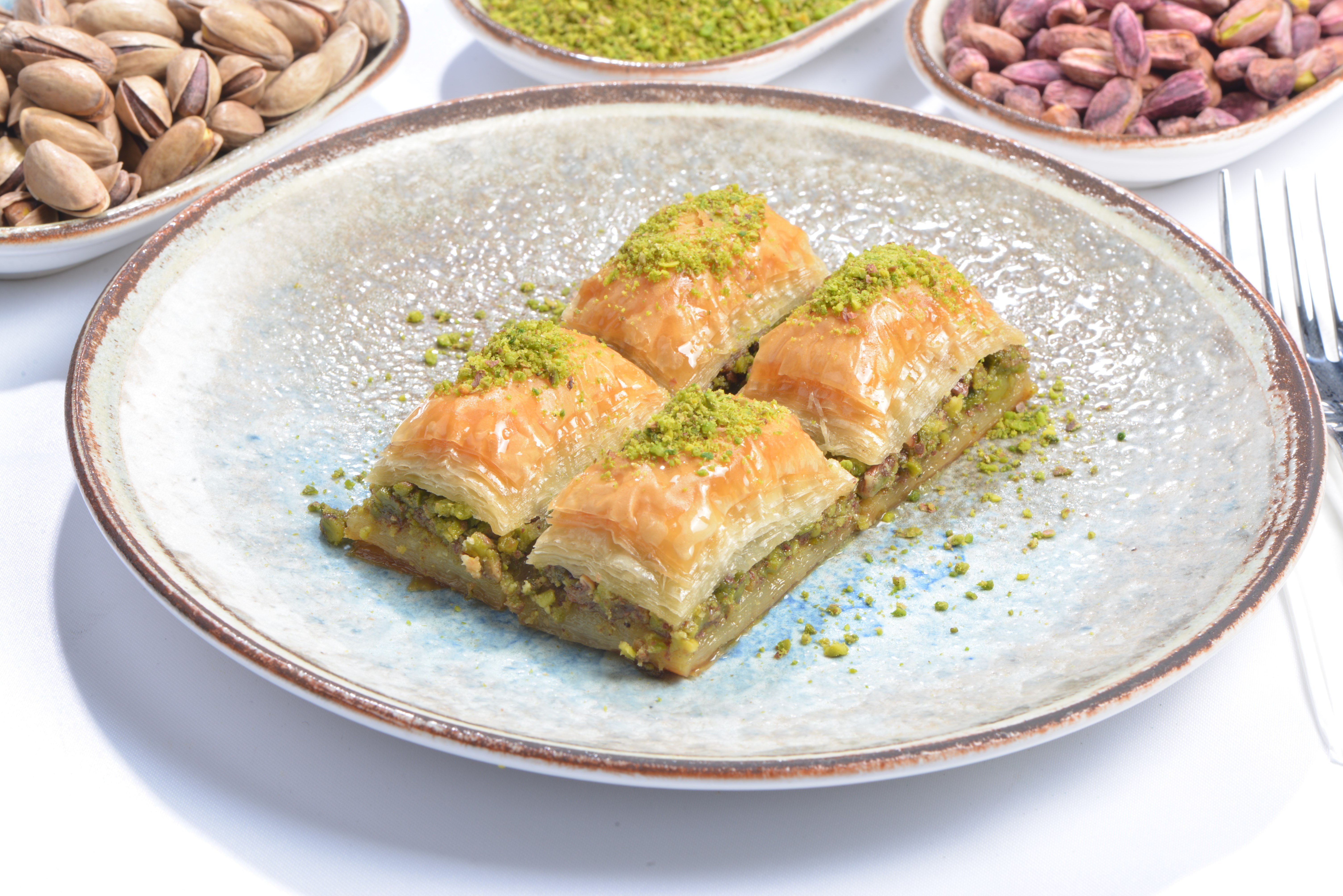 Seyidoğlu Fıstıklı Kuru Baklava tabakta servis, üzeri taze çekilmiş Antep fıstığı ile kaplı