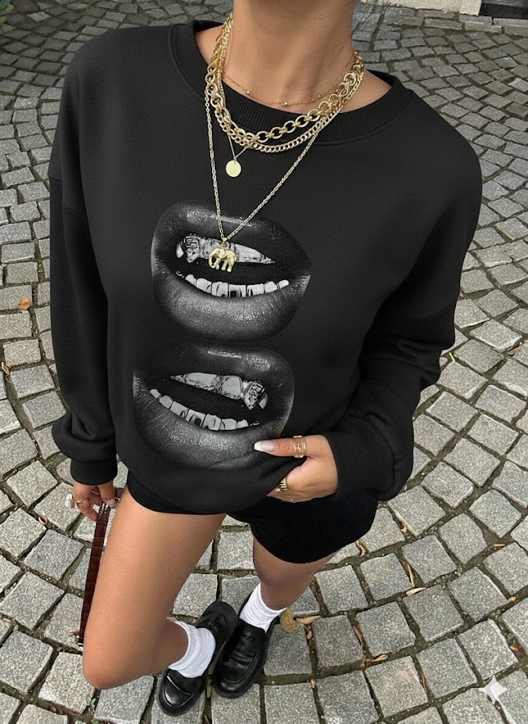Kadın Siyah Oversize Sweatshirt – Baskılı Dudak Desenli, Sokak Stili, Rahat Kesim
