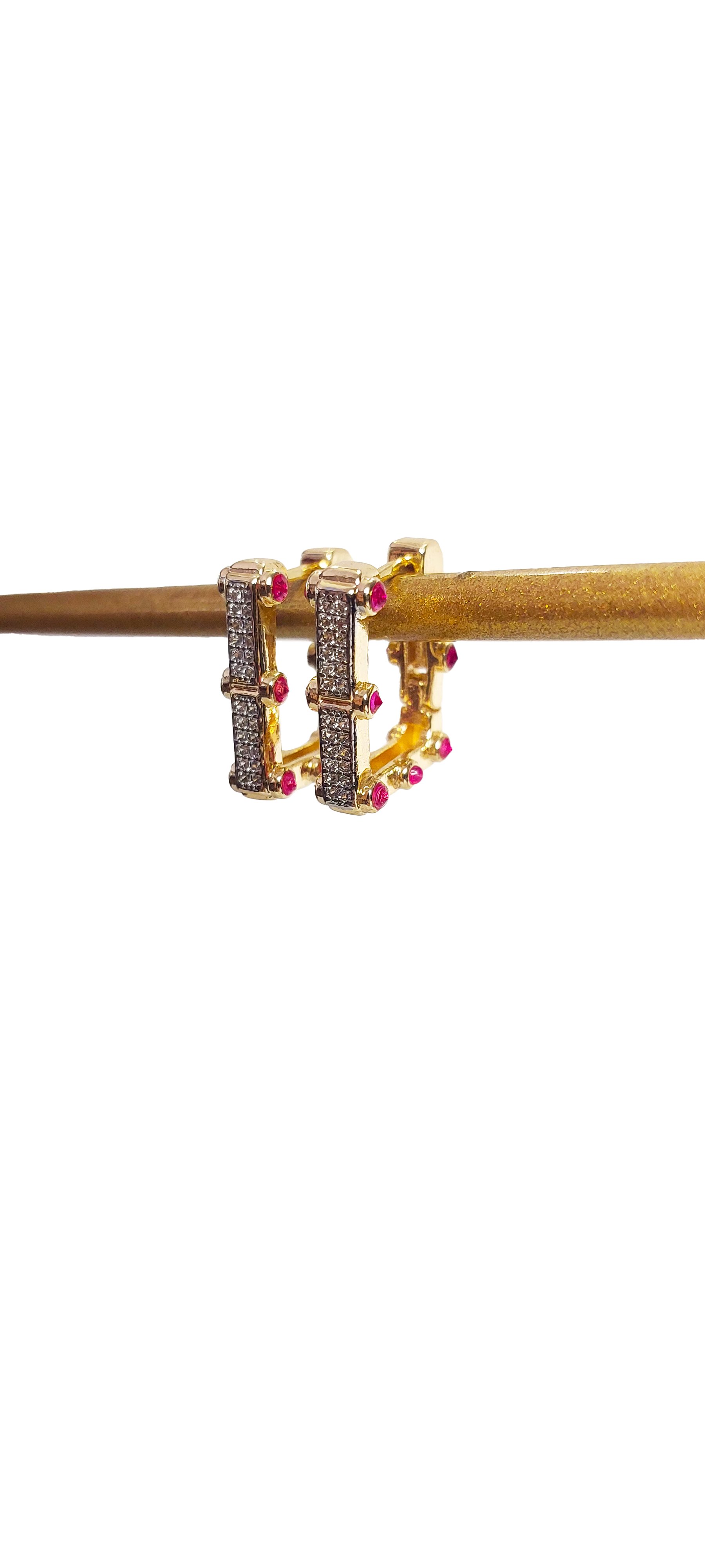 Gold Taşlı Küpe