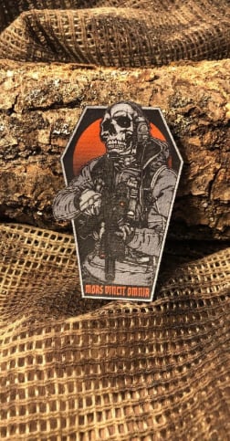 Mors Vincit Omnia Patch/Peç/Arma (8 x 5cm)