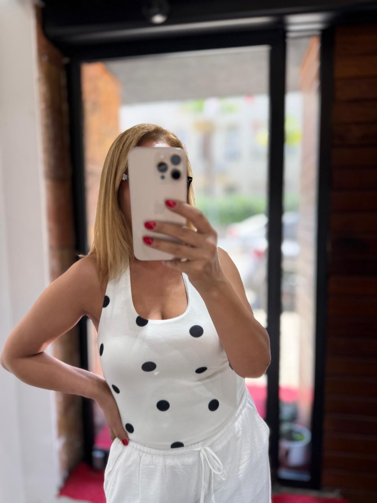 Siyah Puantiyeli Boyun Askı  Kısa Bluz Beyaz