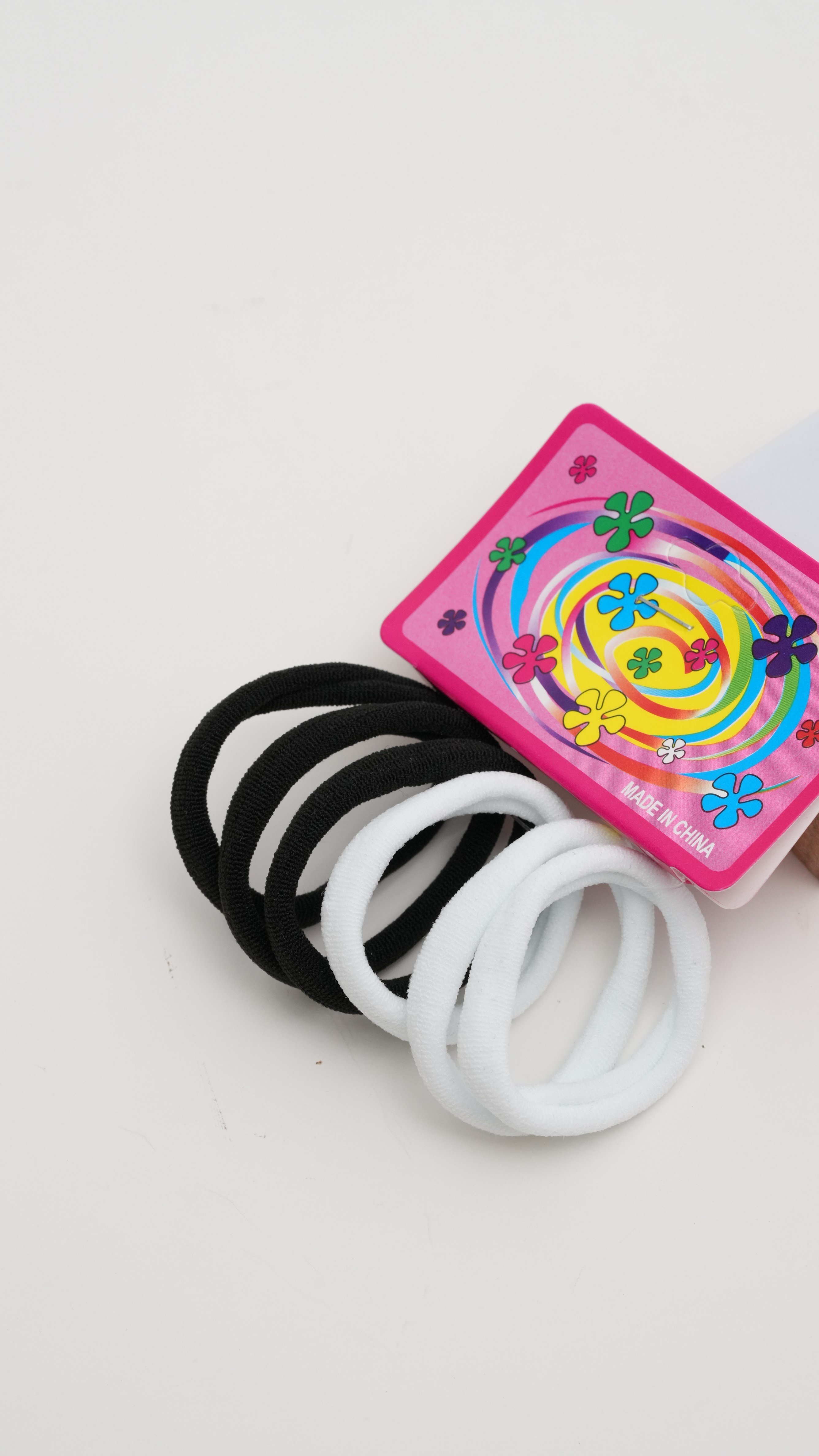 İTHAL PAKET LASTİK TOKA -  ORTA BOY SİYAH-BEYAZ -( 12X6 ADET )