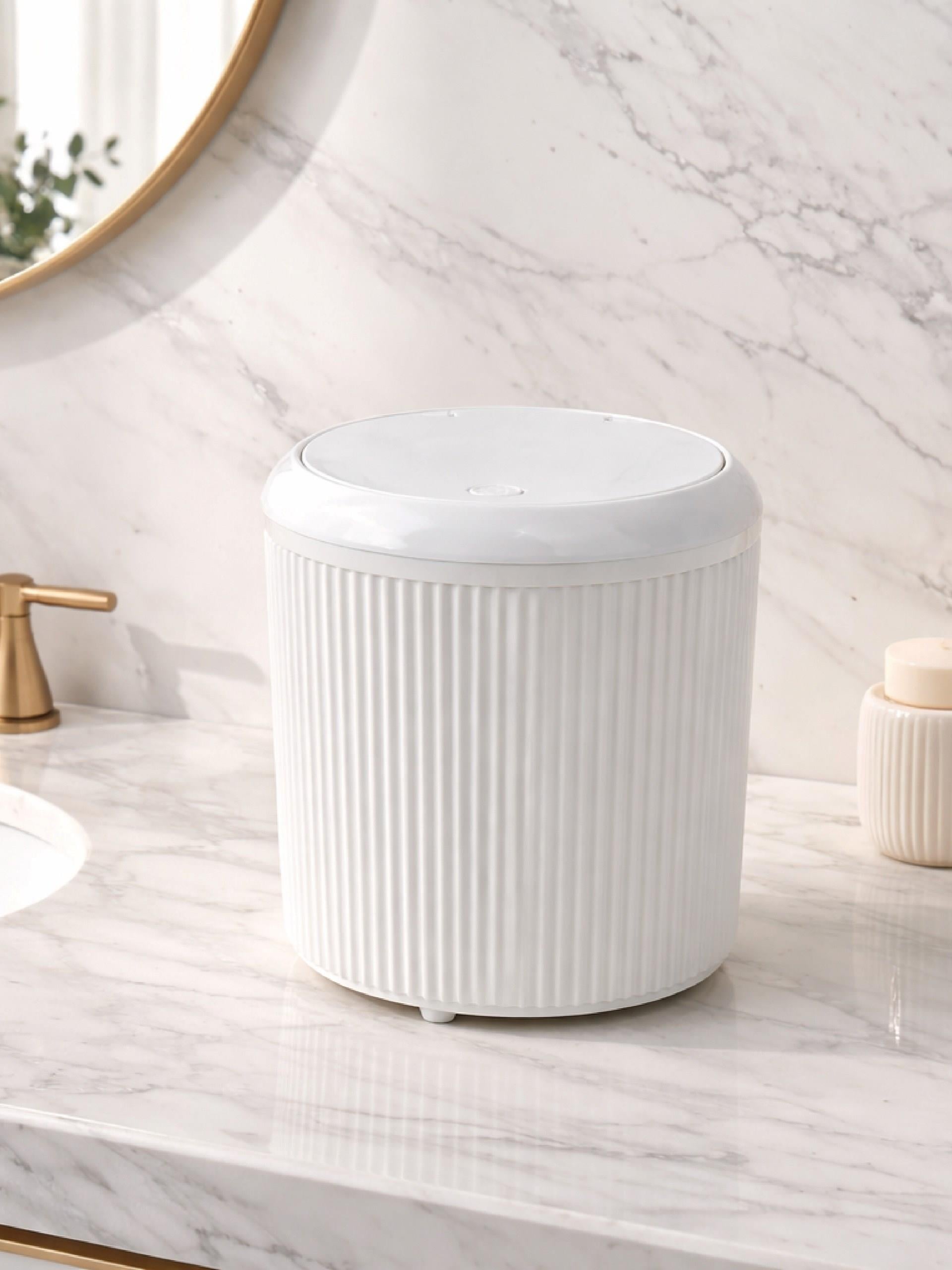 Modern Çizgili Tasarımlı Click Kapaklı  – Şık ve Kompakt Banyo çöp kovası