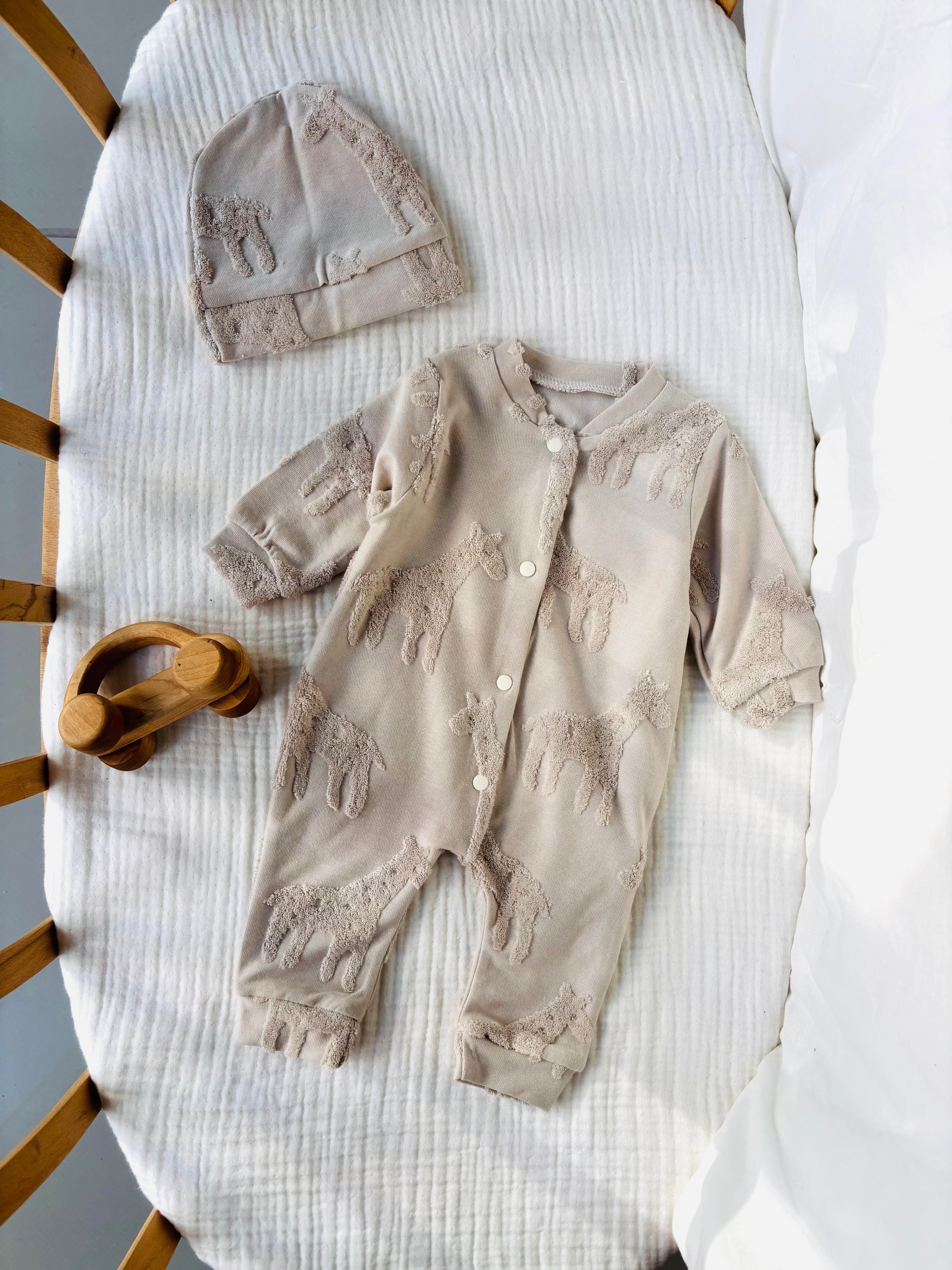 Zürafa Kabartmalı Şapkalı Tulum - Bej