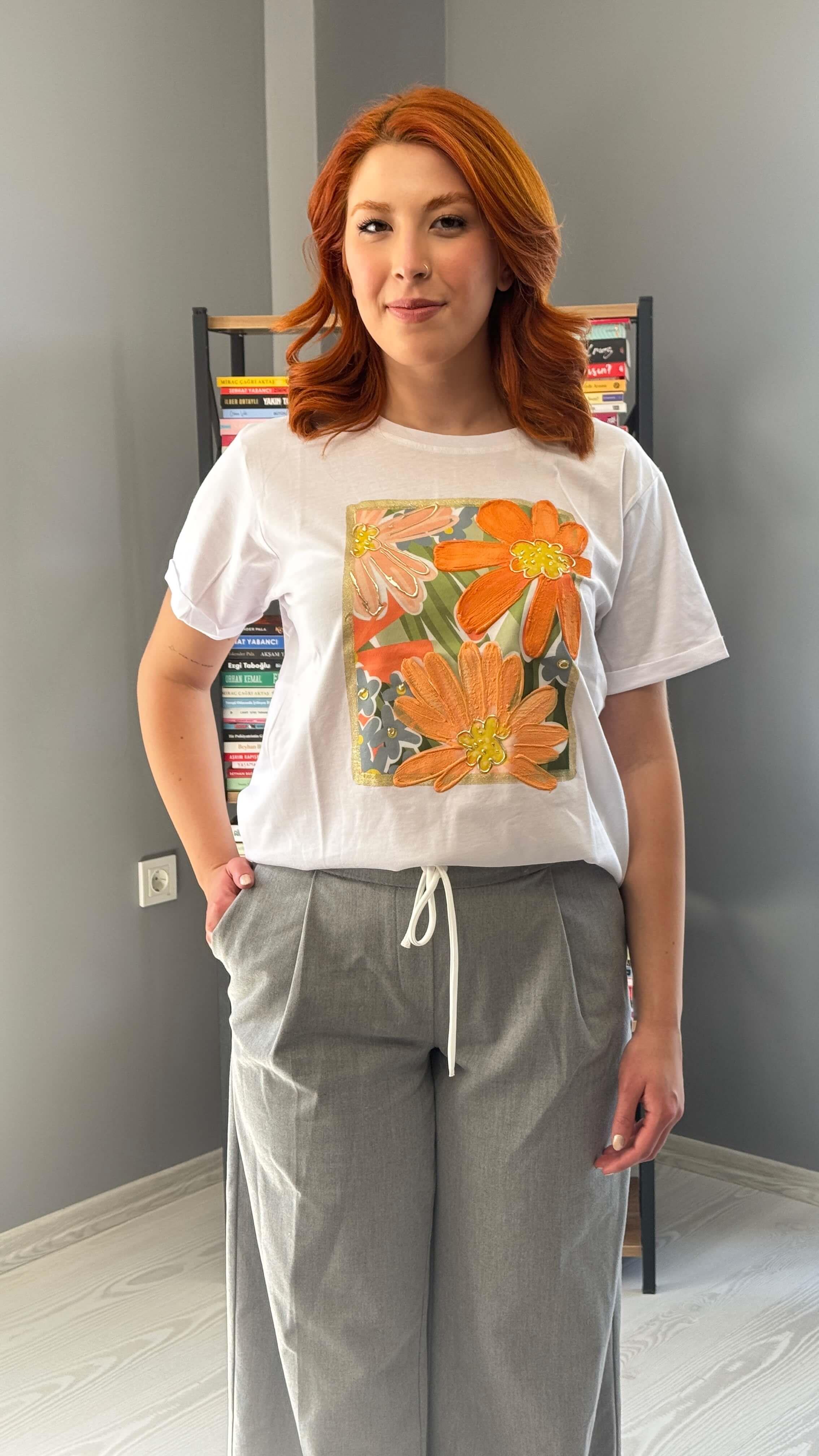Turuncu Çiçek Baskılı Beyaz Tshirt