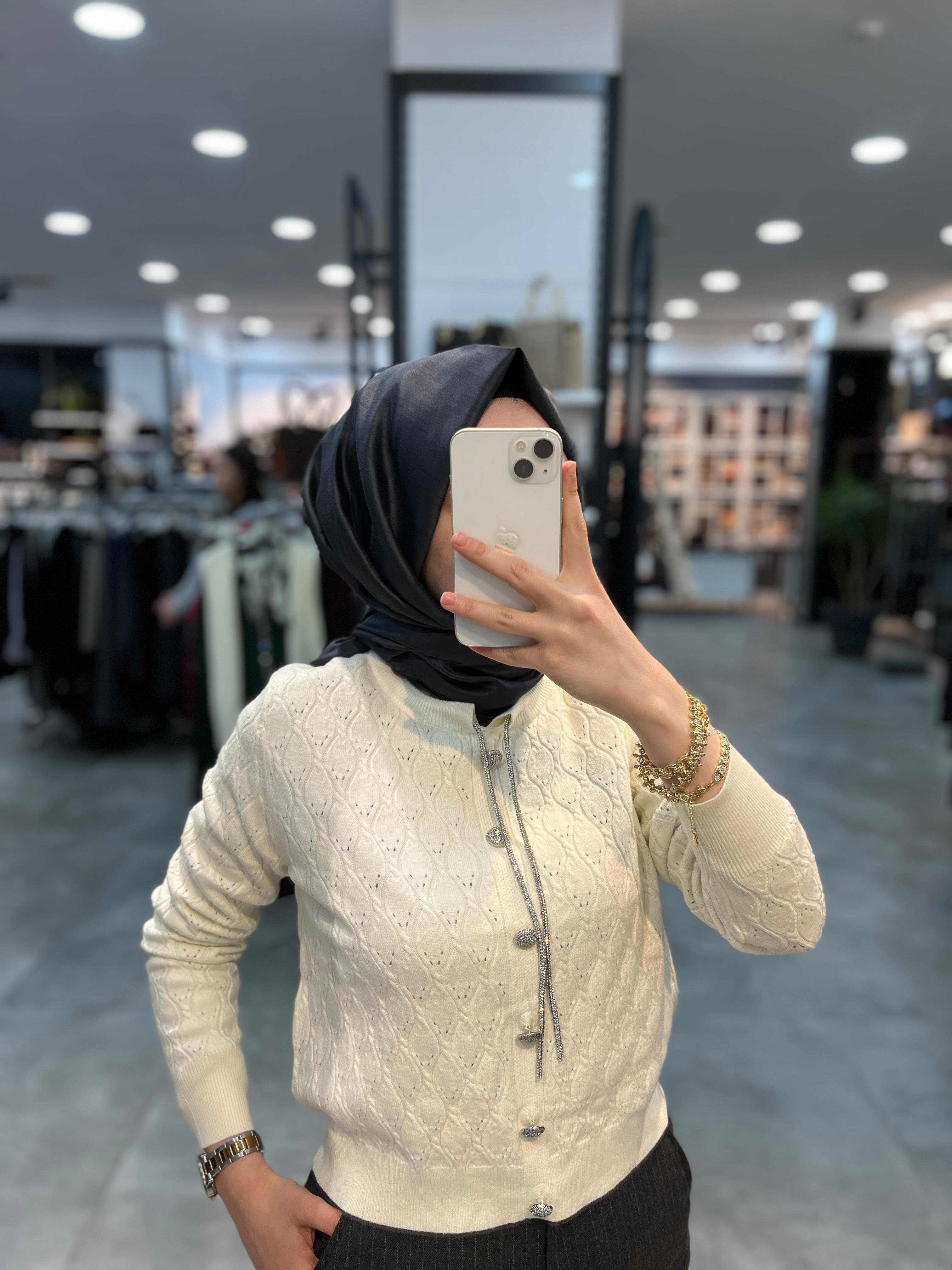 On Triko Önü Düğmeli Yaprak Desenli Kazak - Ekru