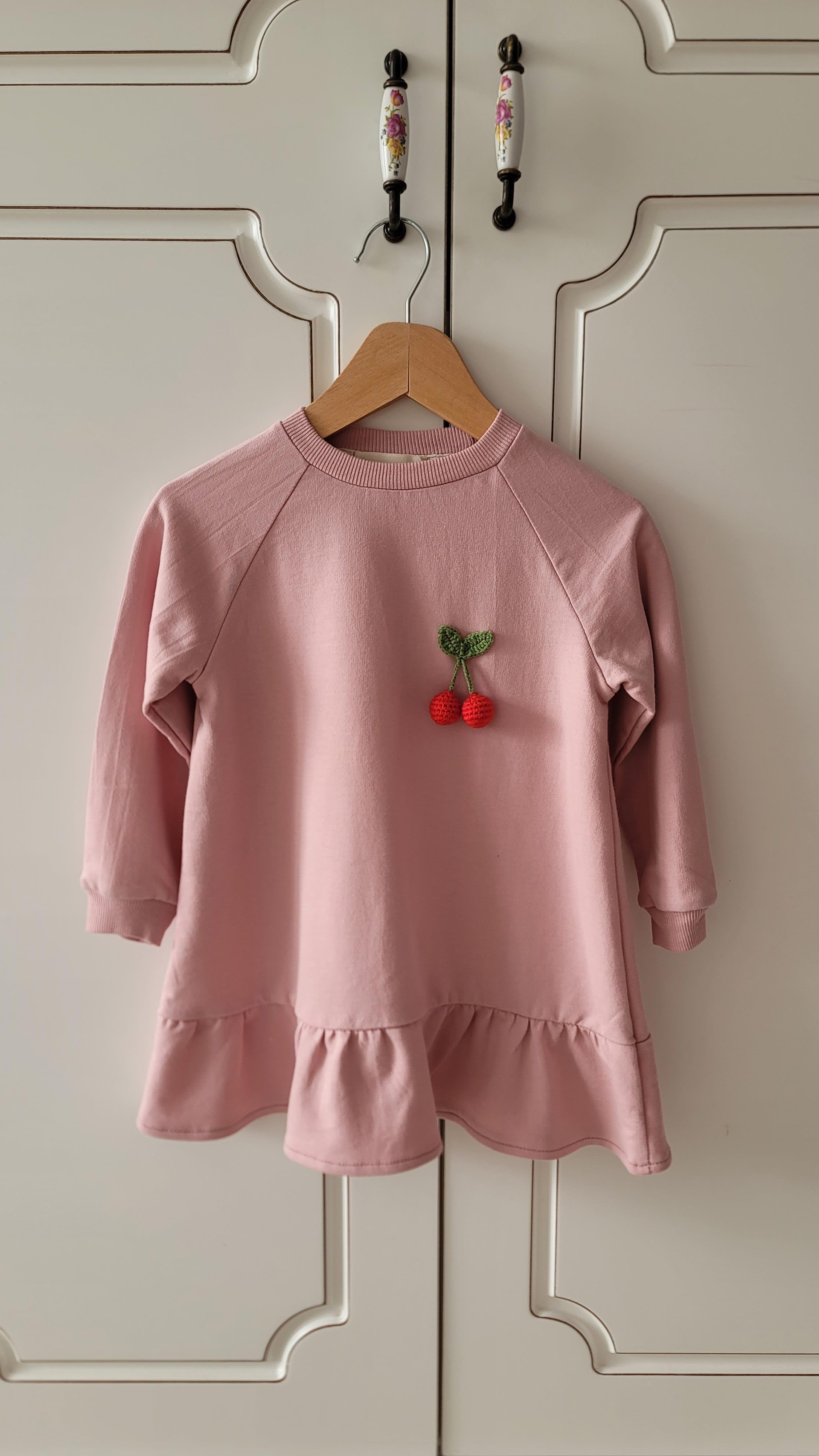KİRAZ DETAYLI PEMBE ELBİSE