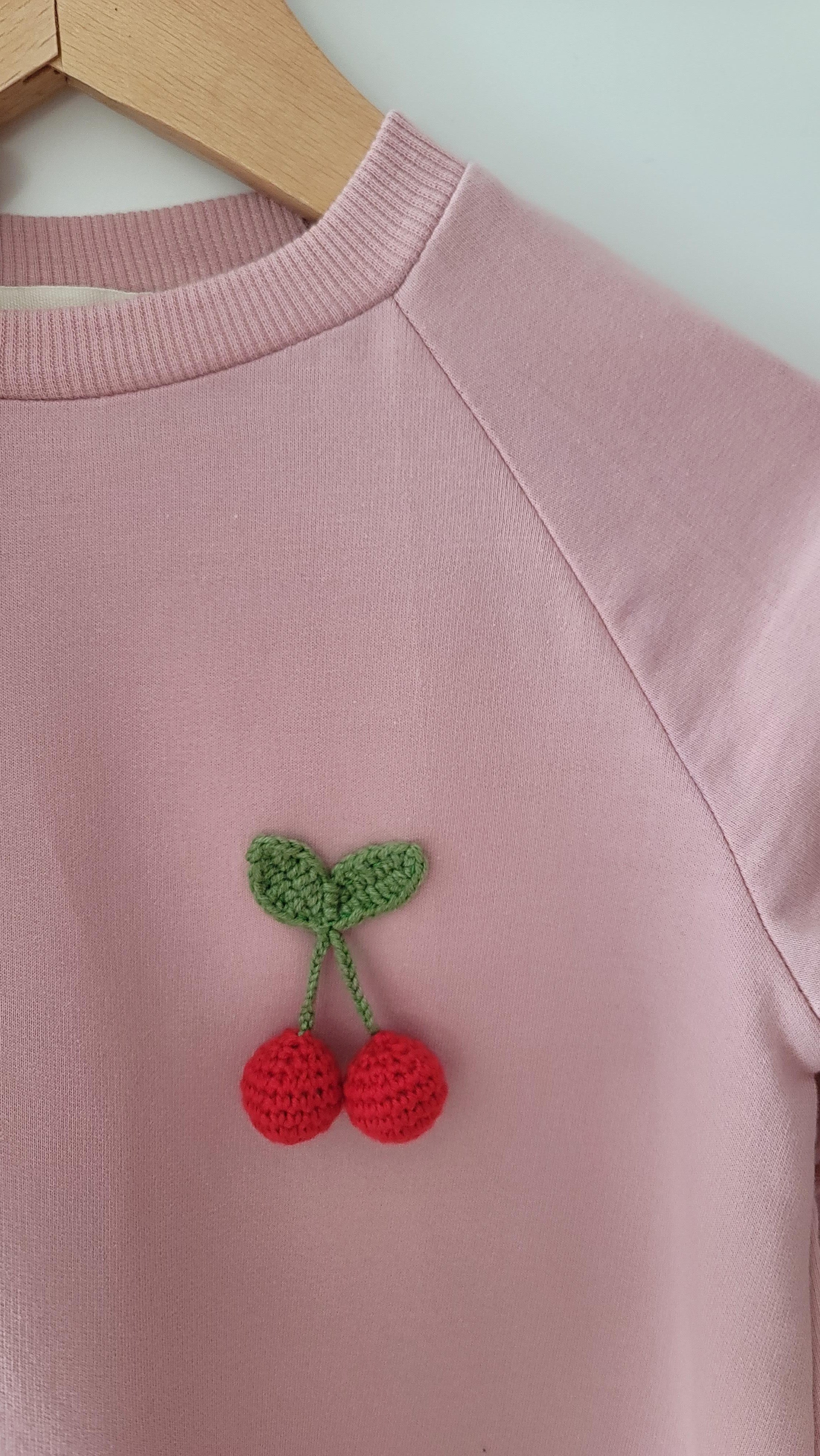 KİRAZ DETAYLI PEMBE ELBİSE