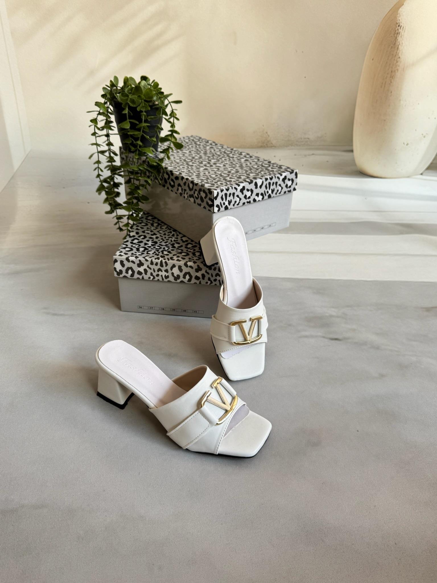 SHS model kodu 0215 V tokalı beyaz  topuklu terlik