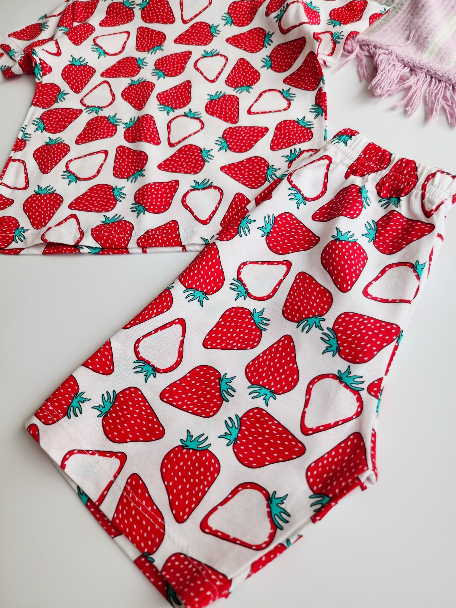Çilek Desenli Şortlu Pijama Takımı