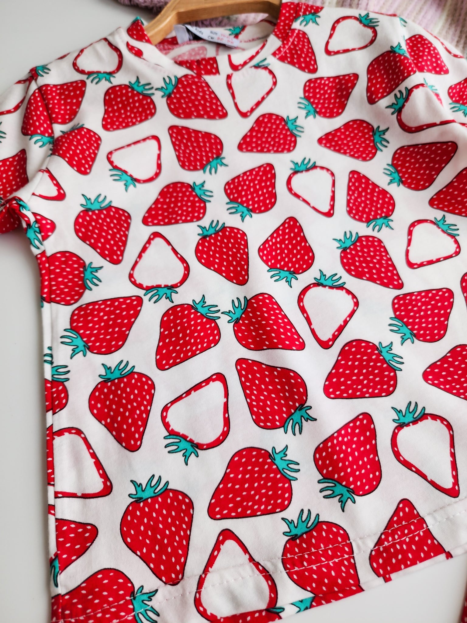 Çilek Desenli Şortlu Pijama Takımı