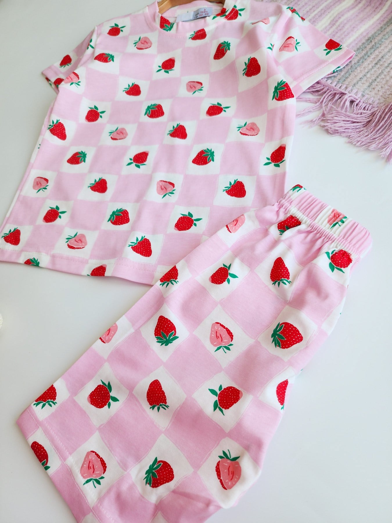 Çilek Desenli Şortlu Pijama Takımı