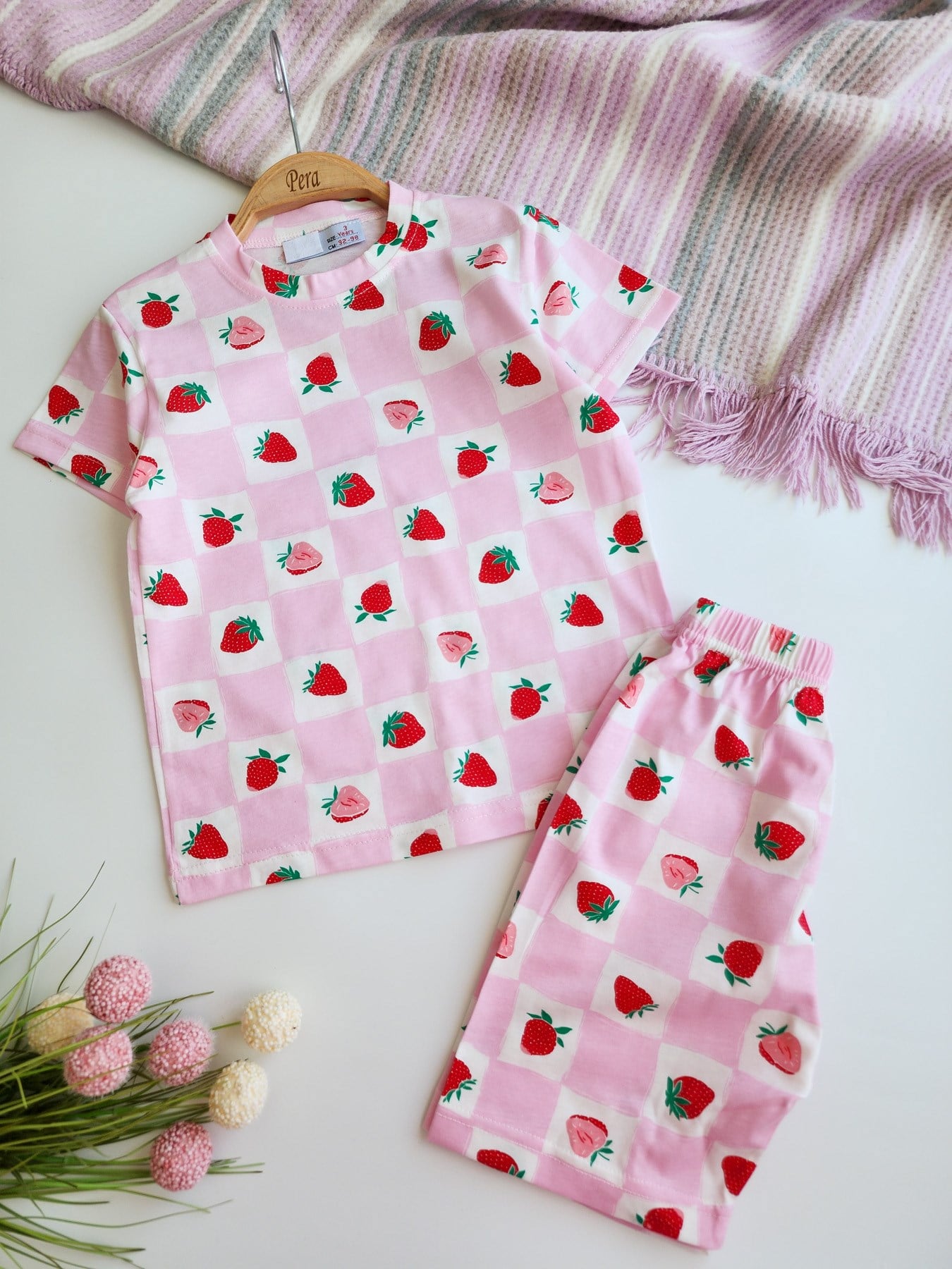 Çilek Desenli Şortlu Pijama Takımı